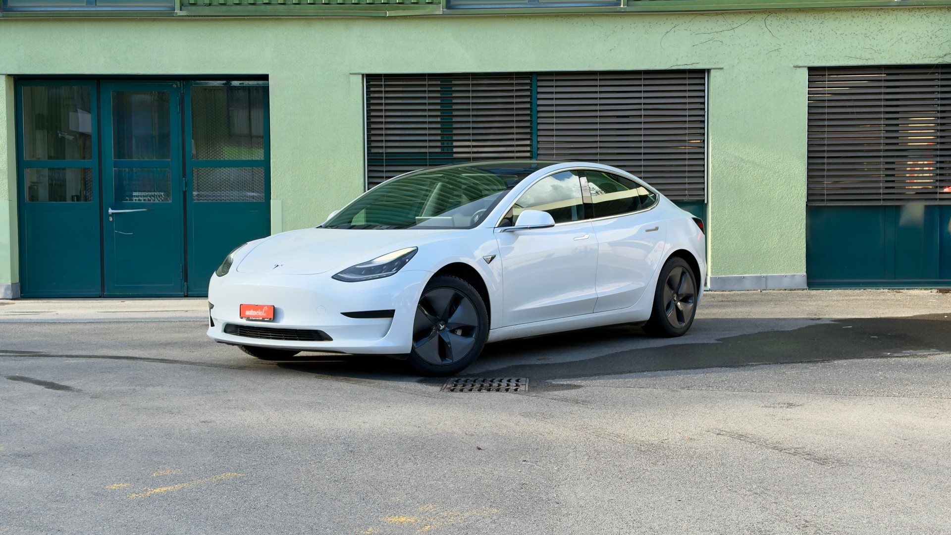 TESLA Model 3-image-0