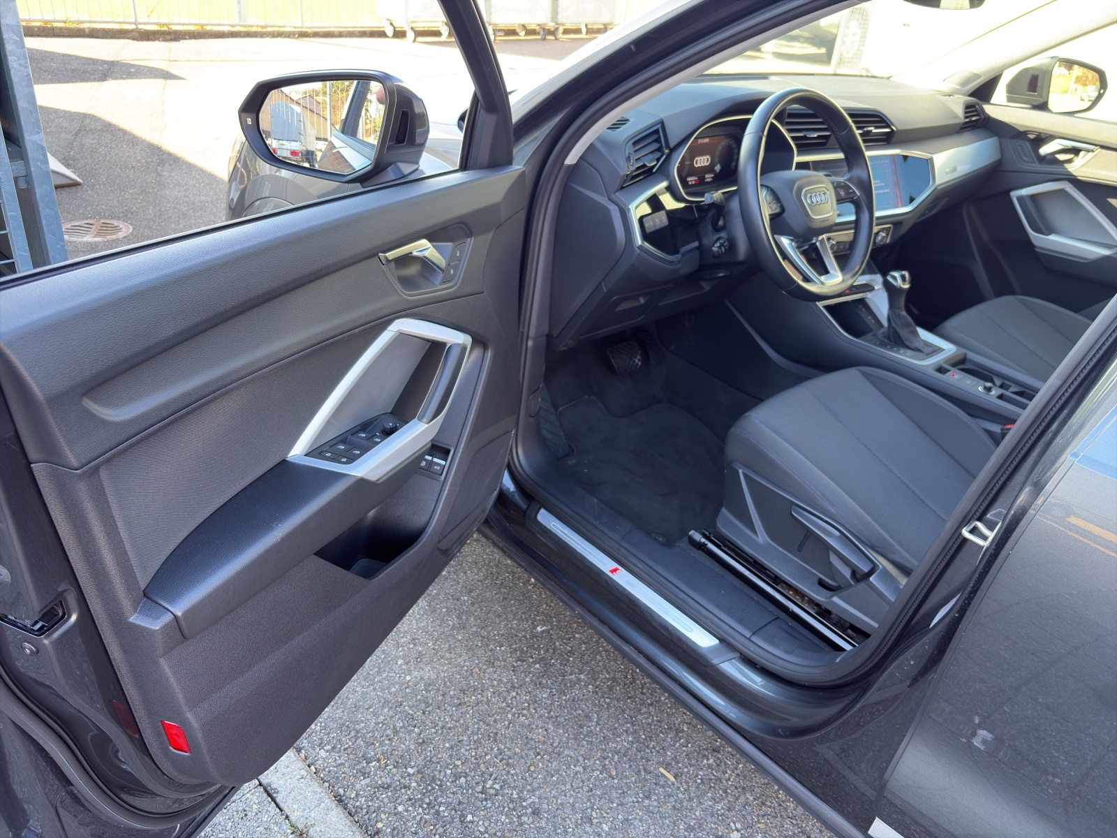 AUDI Q3 1.4 45 TFSI e S line S-Tronic-image-4