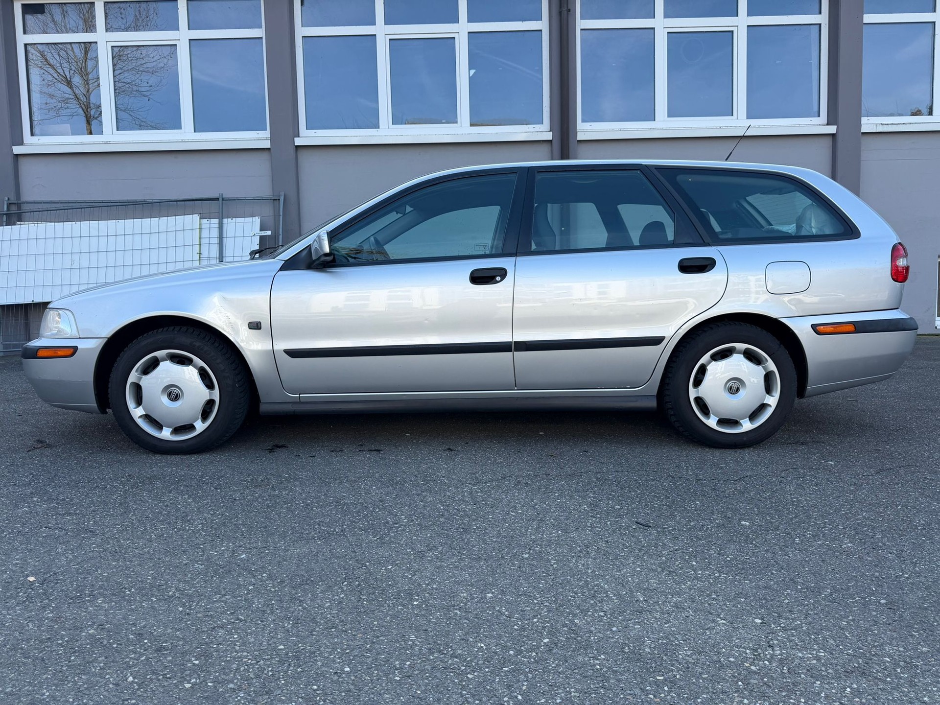 VOLVO V40 2.0 Elegance Edition-image-14