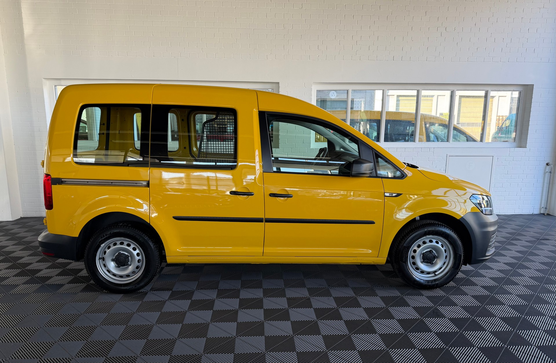 VW Caddy 1.0 TSI BlueMotion Technology-showroom-element-1