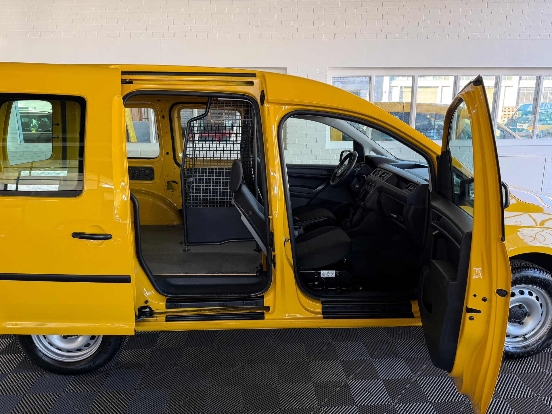VW Caddy 1.0 TSI BlueMotion Technology-image-8