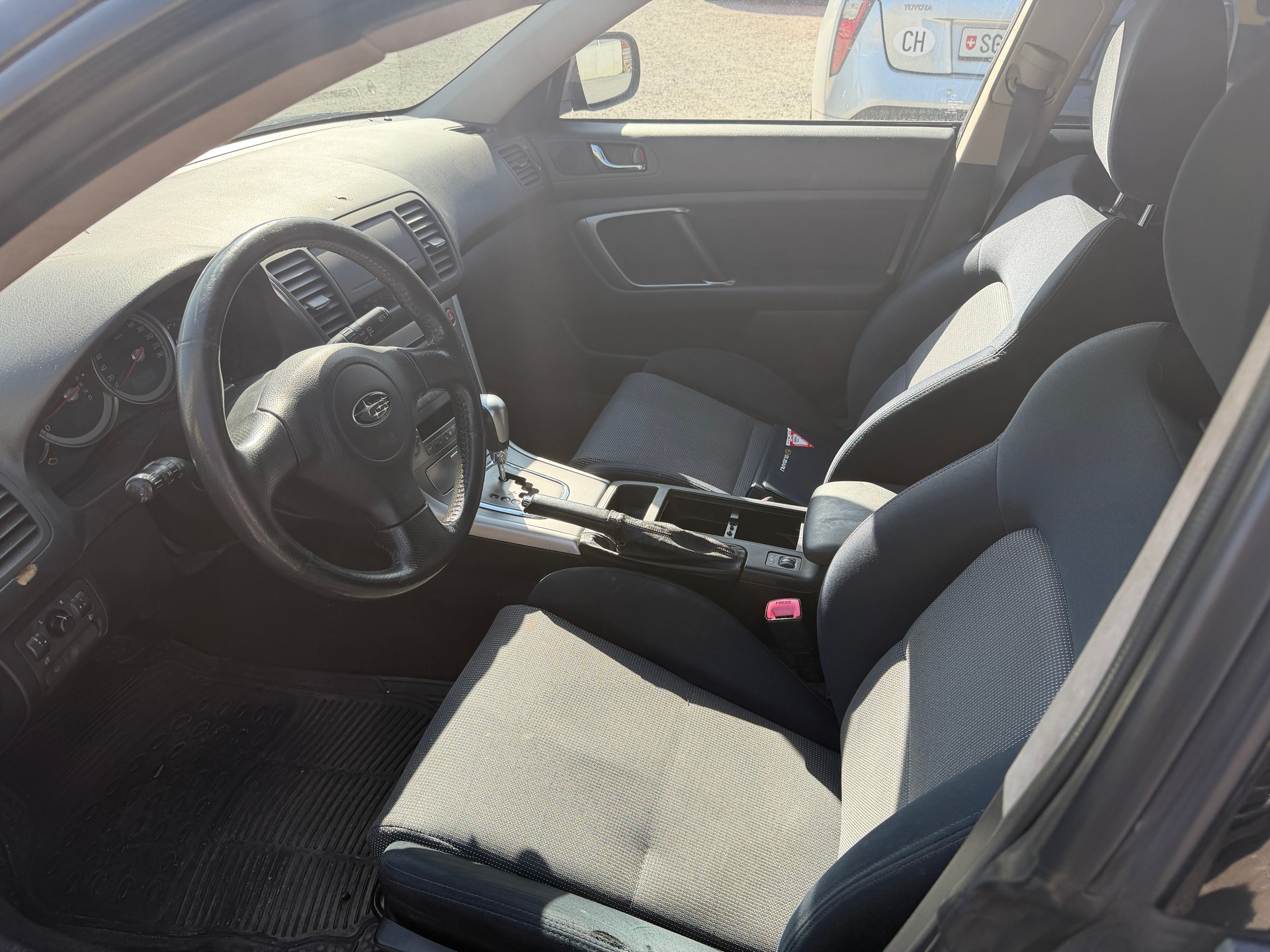 SUBARU Legacy 2.0R AWD Swiss-image-10