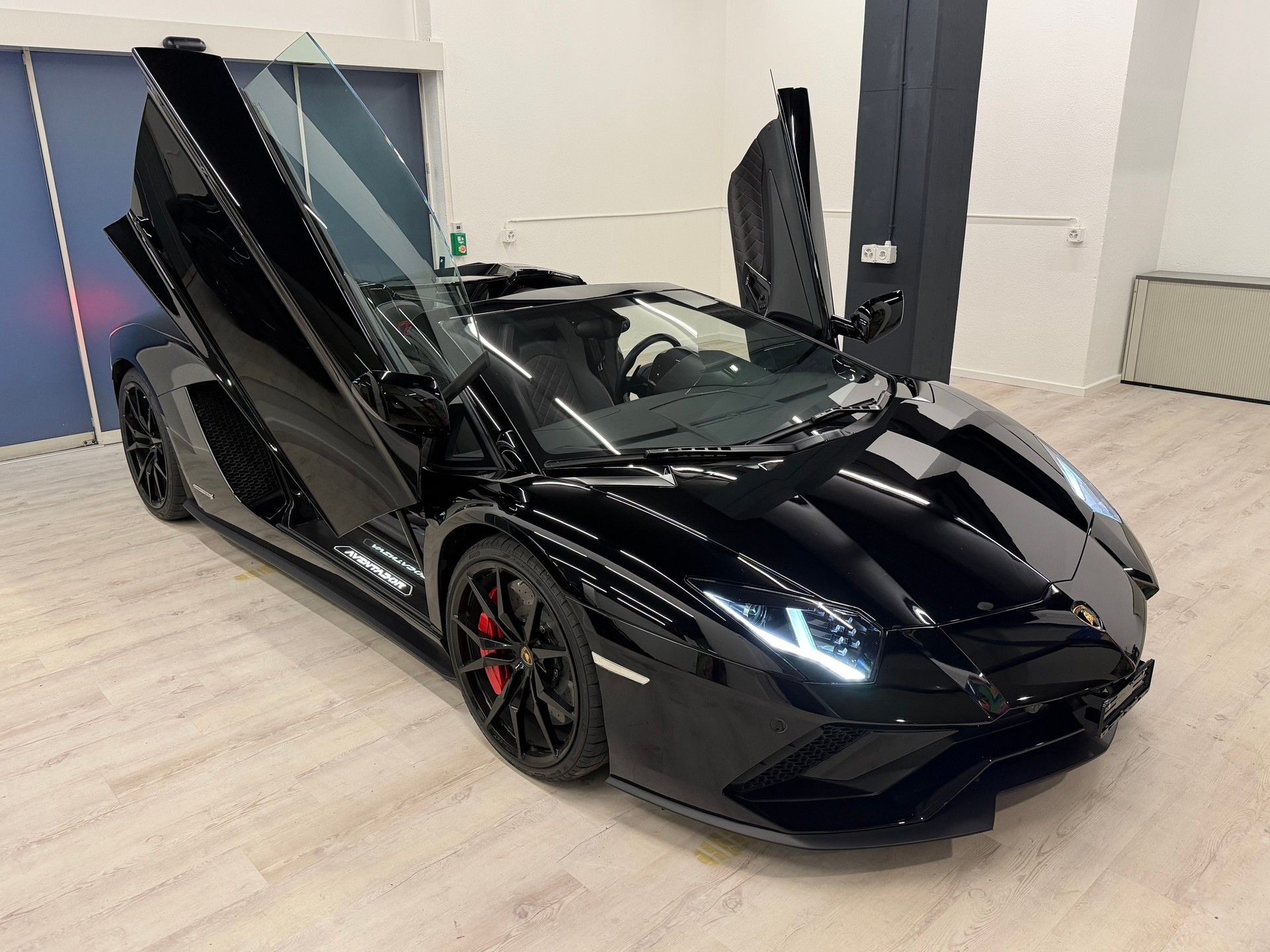 LAMBORGHINI Aventador S LP740-4 Roadster E-Gear-showroom-element-3