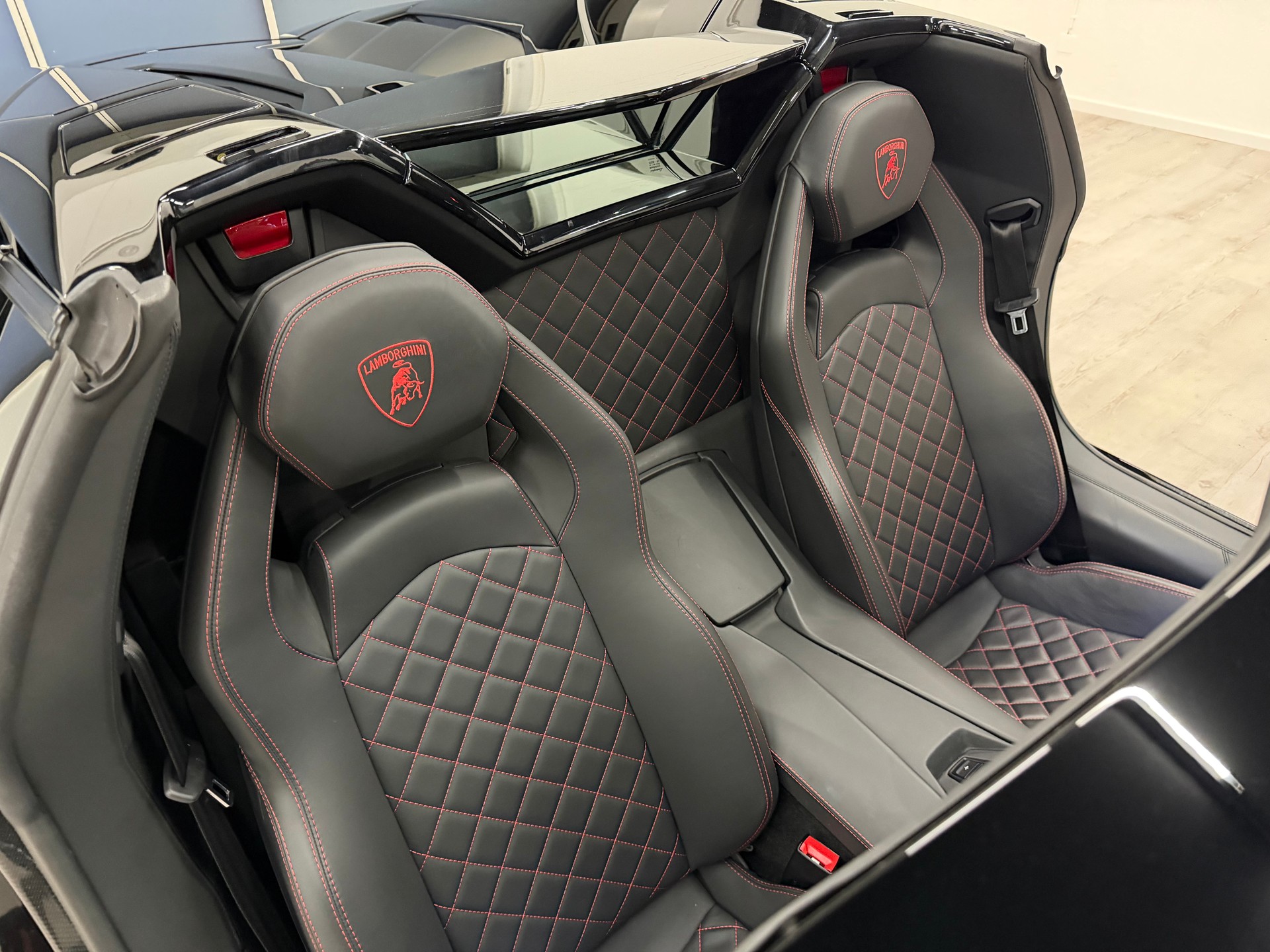 LAMBORGHINI Aventador S LP740-4 Roadster E-Gear-image-28