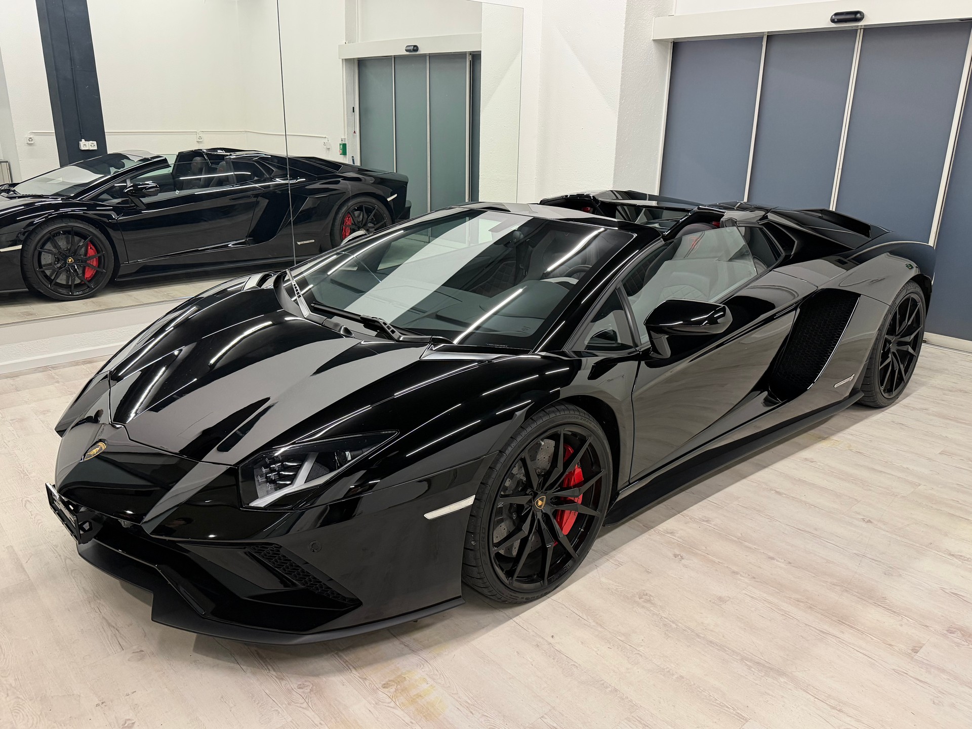 LAMBORGHINI Aventador S LP740-4 Roadster E-Gear-image-4