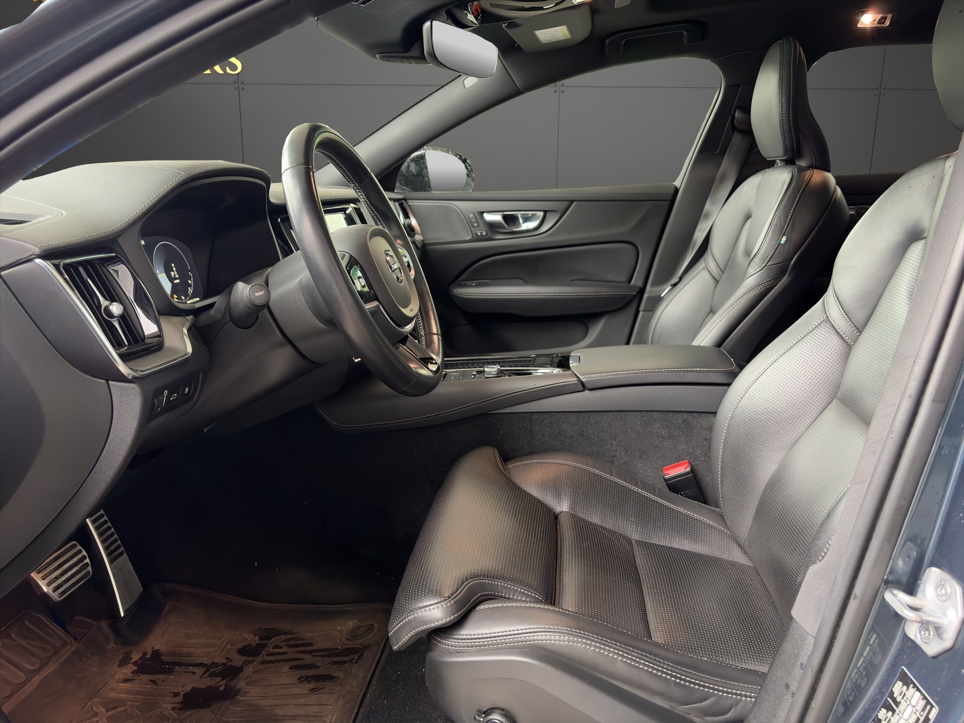 VOLVO V60 T8 eAWD Twin Engine R-Design Geartronic-image-9