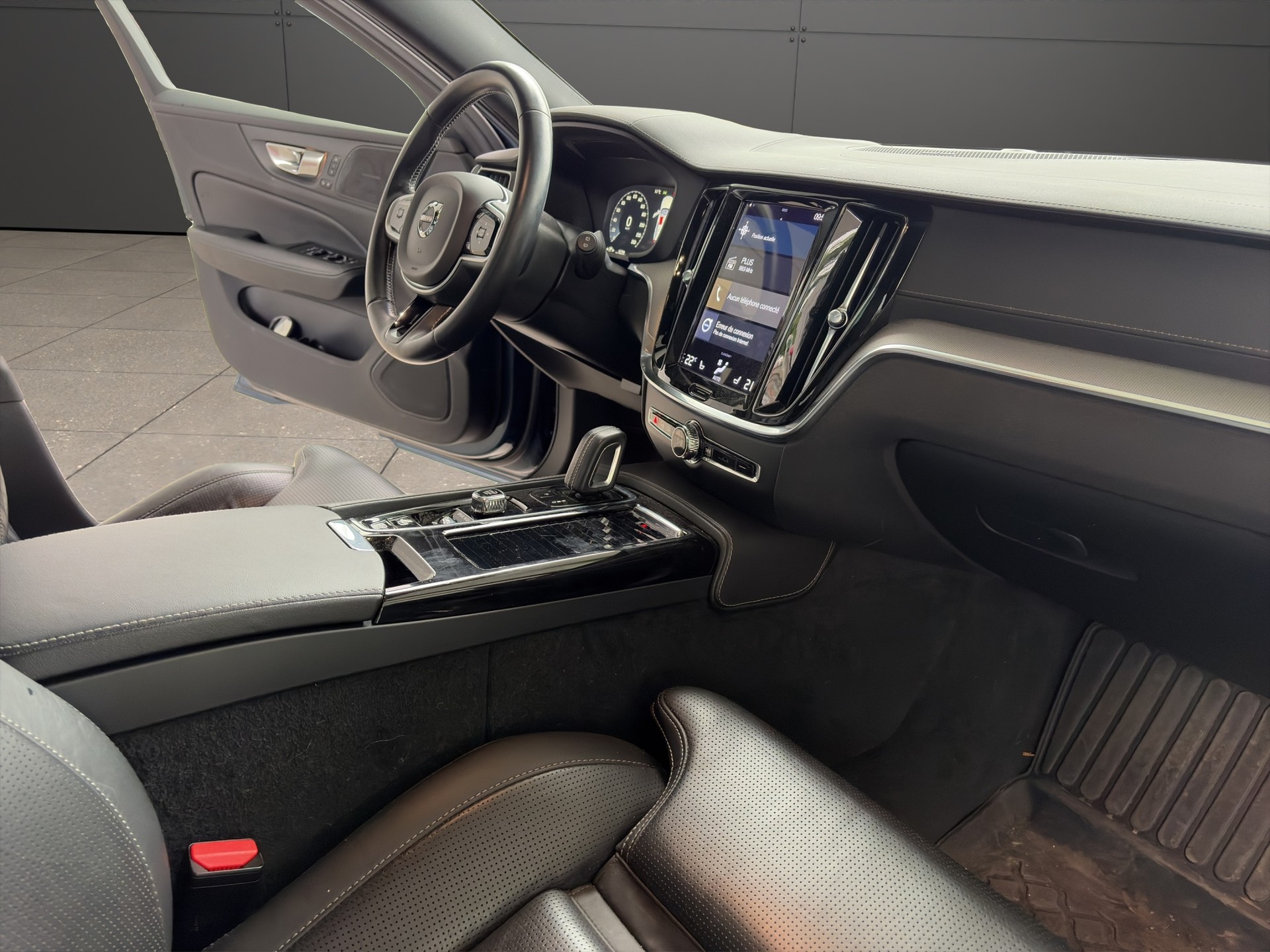 VOLVO V60 T8 eAWD Twin Engine R-Design Geartronic-image-24