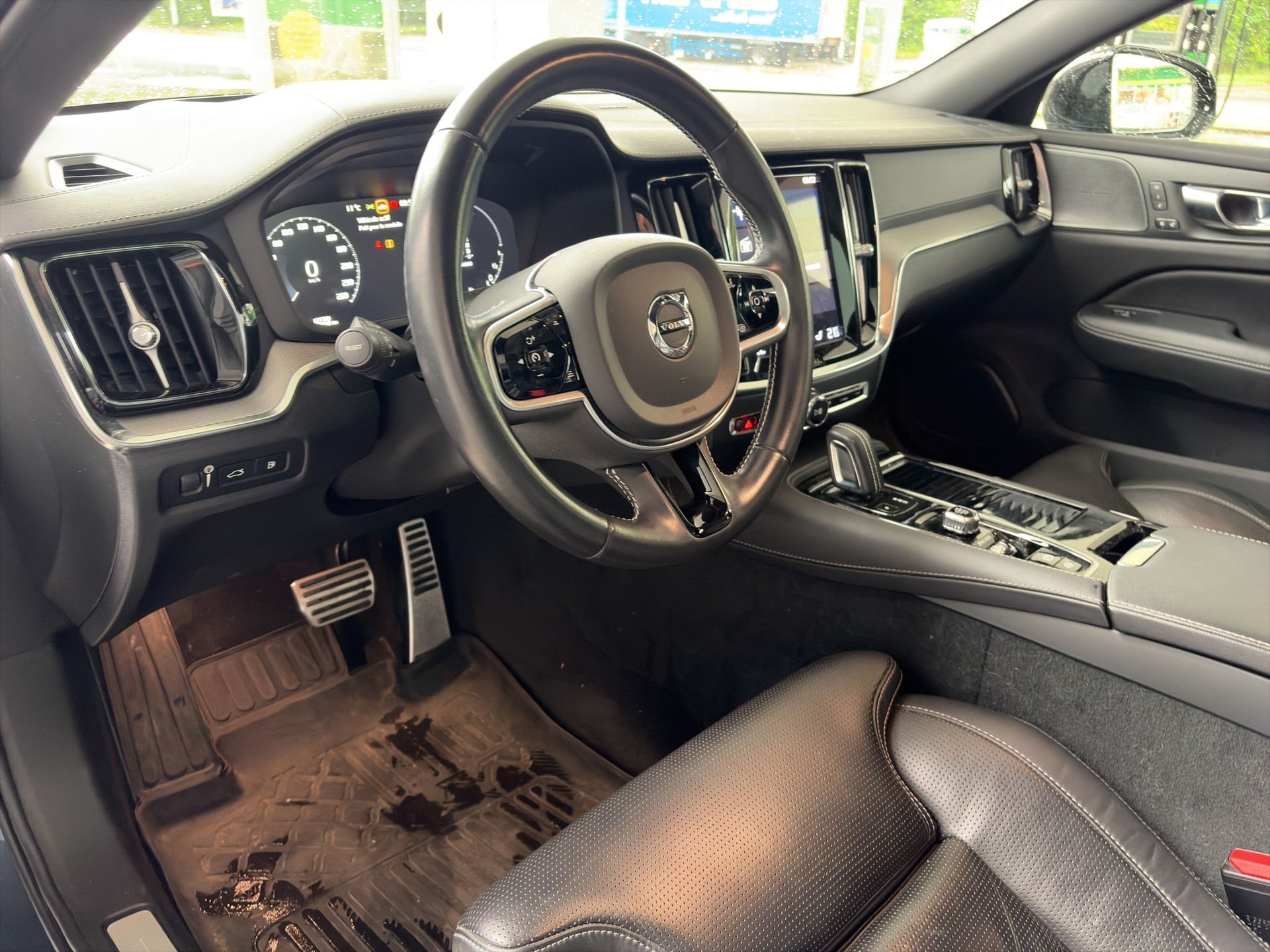 VOLVO V60 T8 eAWD Twin Engine R-Design Geartronic-image-19