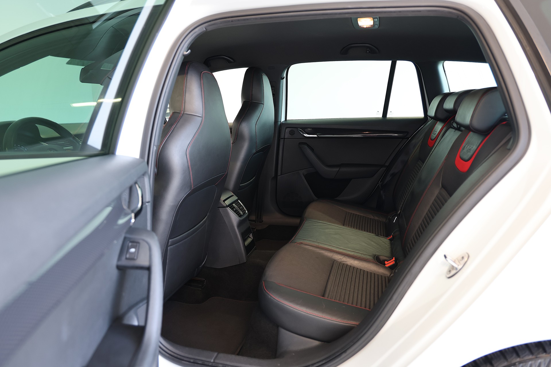 SKODA Octavia Combi 2.0 TDI RS DSG-image-16