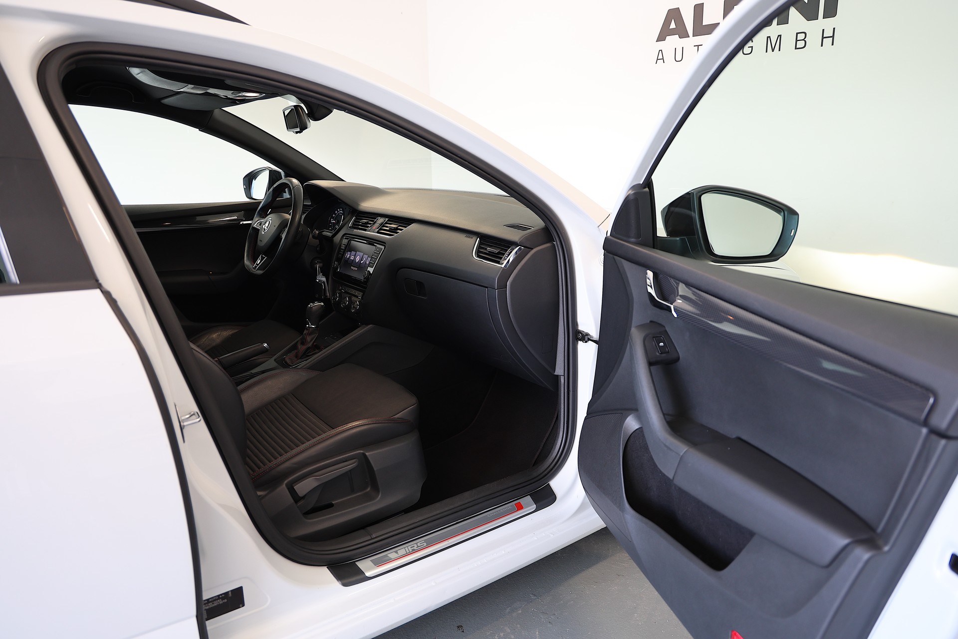 SKODA Octavia Combi 2.0 TDI RS DSG-image-11