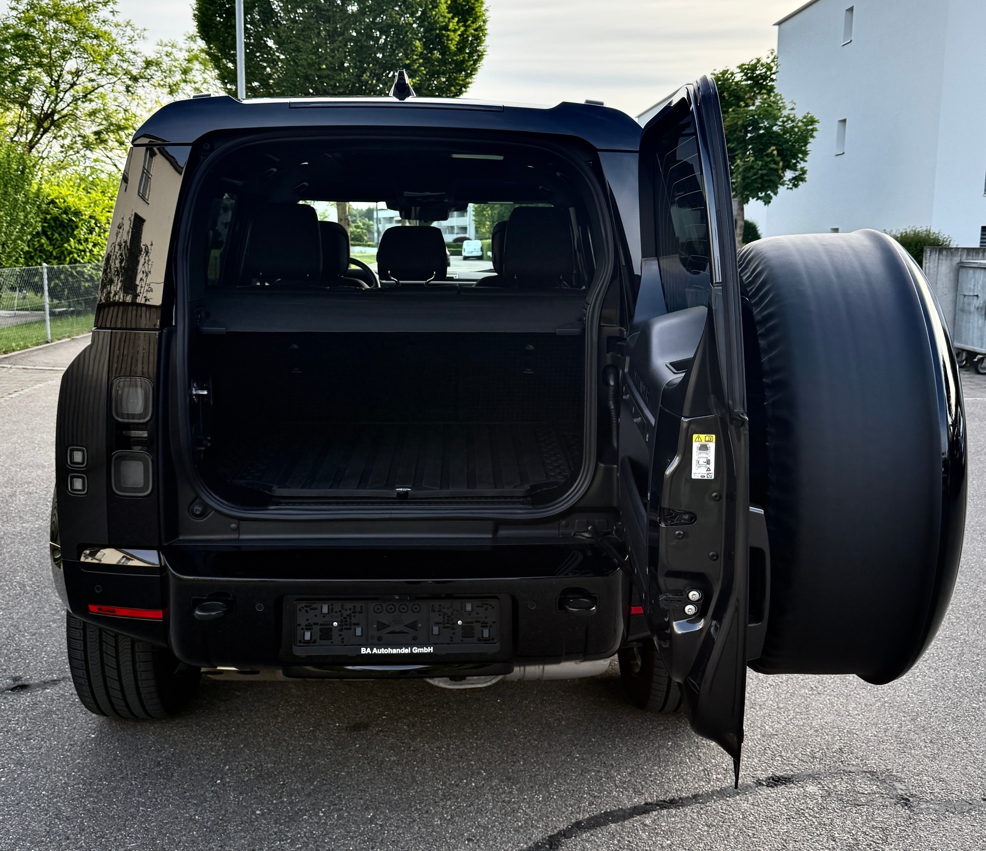 LAND ROVER DEFENDER 110 3.0 D I6 350 X-DYNAMIC HSE AWD AT8***FACELIFT***350 PS*5 JAHRE/150000 KM HERSTELLERGARANTIE*-image-6