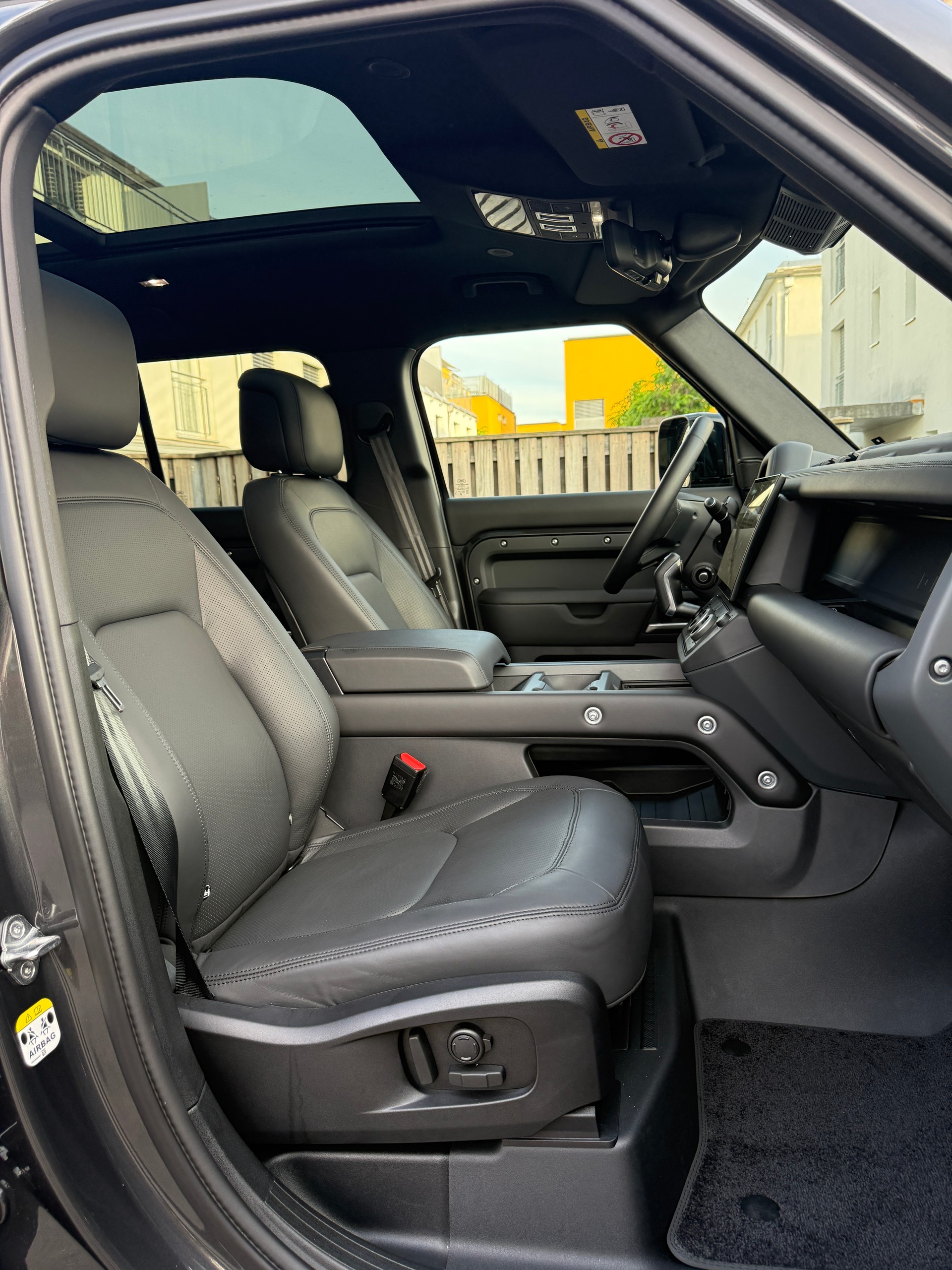 LAND ROVER DEFENDER 110 3.0 D I6 350 X-DYNAMIC HSE AWD AT8***FACELIFT***350 PS*5 JAHRE/150000 KM HERSTELLERGARANTIE*-image-18