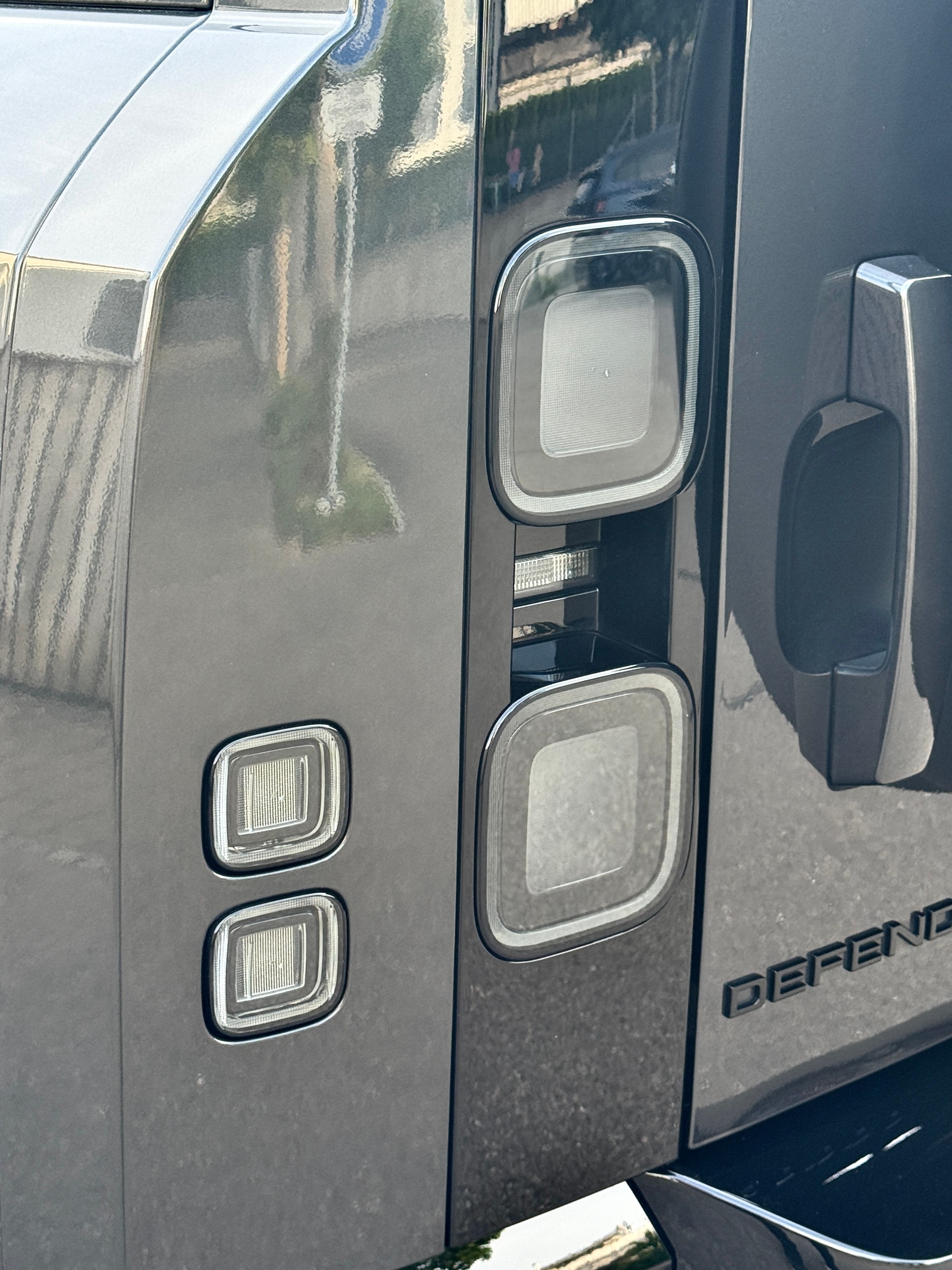 LAND ROVER DEFENDER 110 3.0 D I6 350 X-DYNAMIC HSE AWD AT8***FACELIFT***350 PS*5 JAHRE/150000 KM HERSTELLERGARANTIE*-image-4