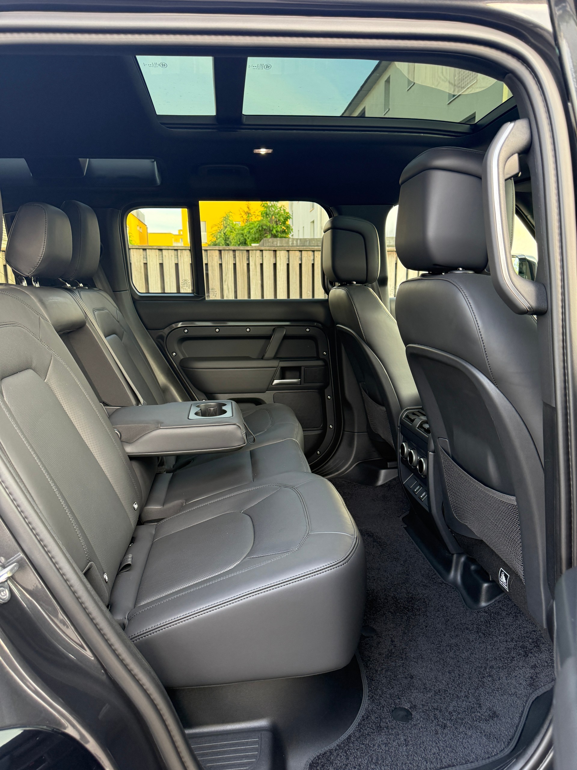 LAND ROVER DEFENDER 110 3.0 D I6 350 X-DYNAMIC HSE AWD AT8***FACELIFT***350 PS*5 JAHRE/150000 KM HERSTELLERGARANTIE*-image-28
