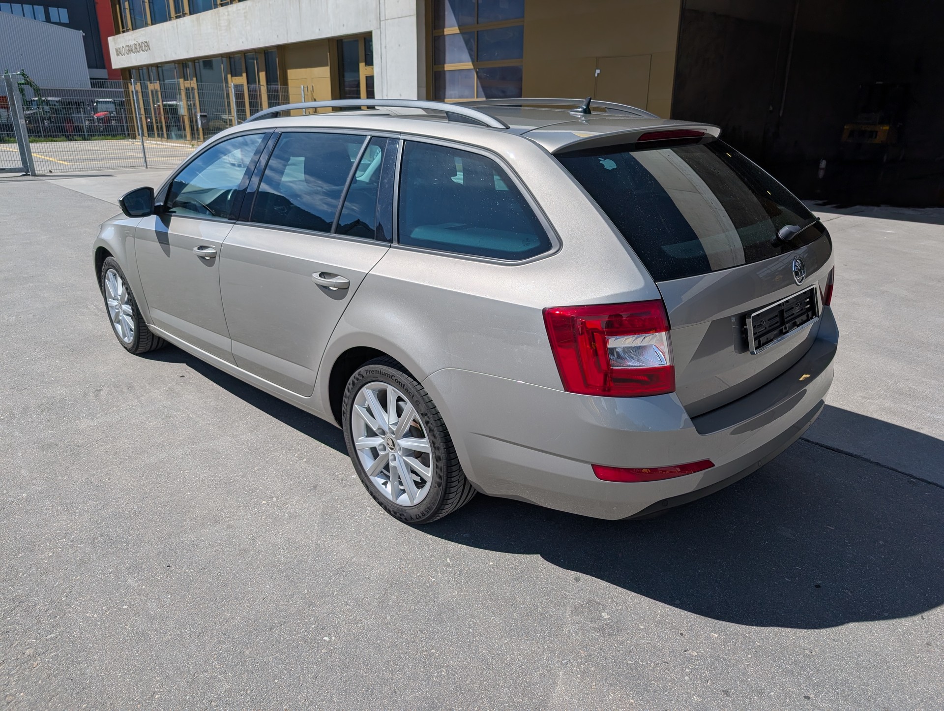 SKODA 1.8 TSI Elegance 4x4 DSG-image-2