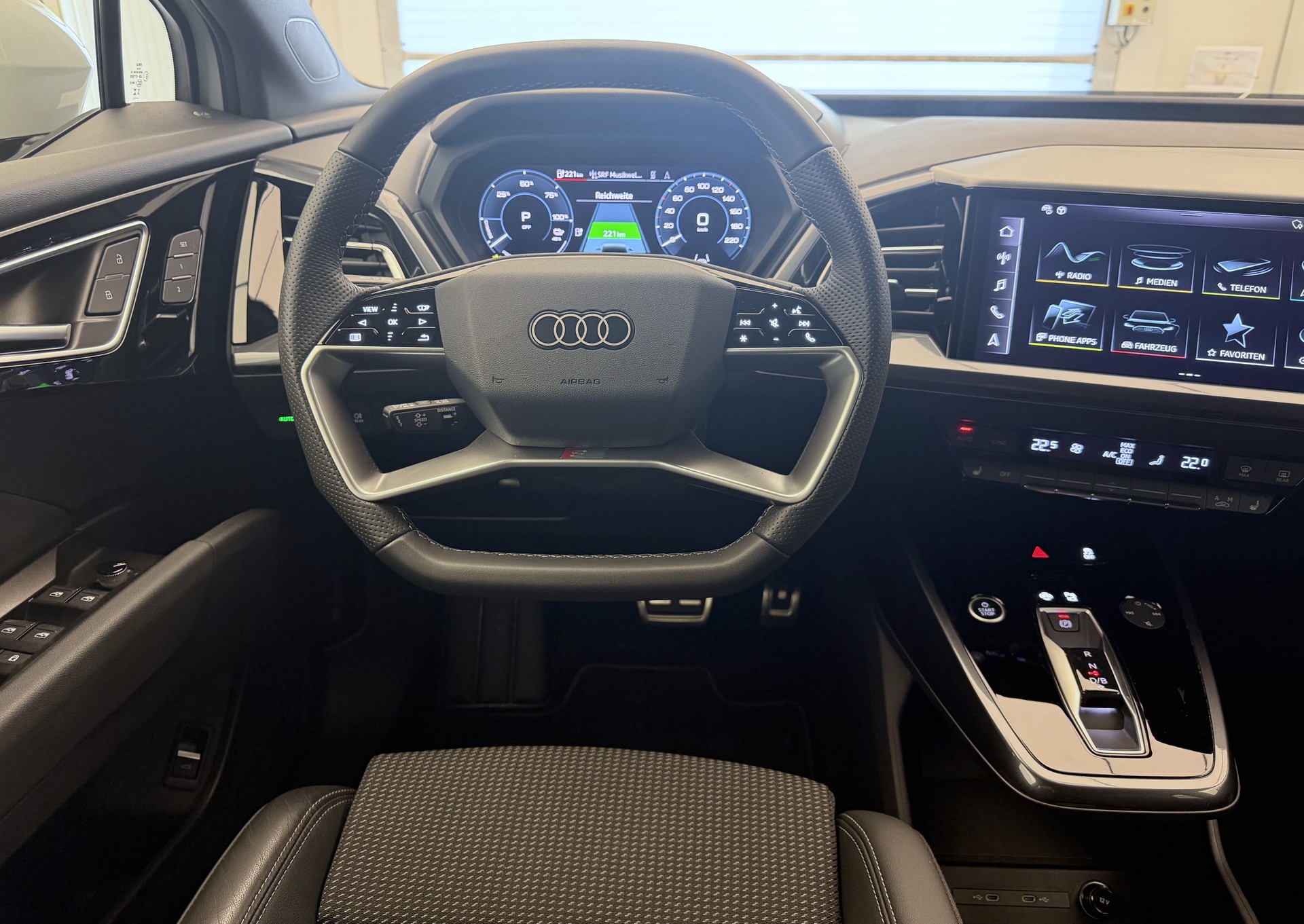 AUDI Q4 e-tron 45 Attraction quattro-image-8