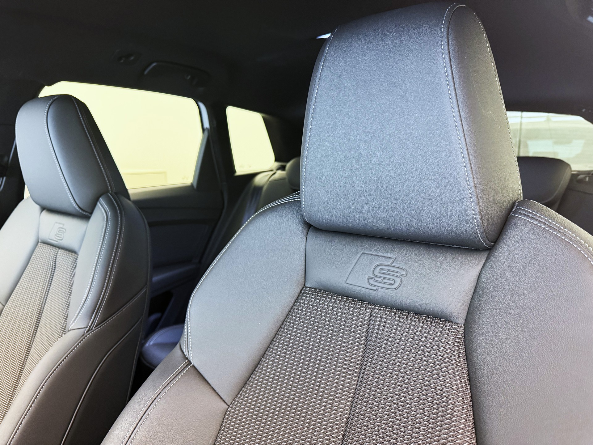 AUDI Q4 e-tron 45 Attraction quattro-image-6