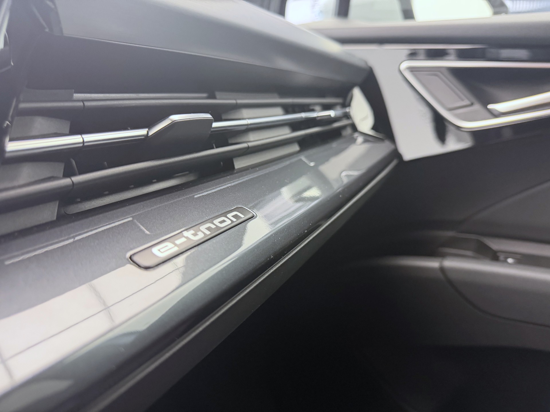 AUDI Q4 e-tron 45 Attraction quattro-image-19