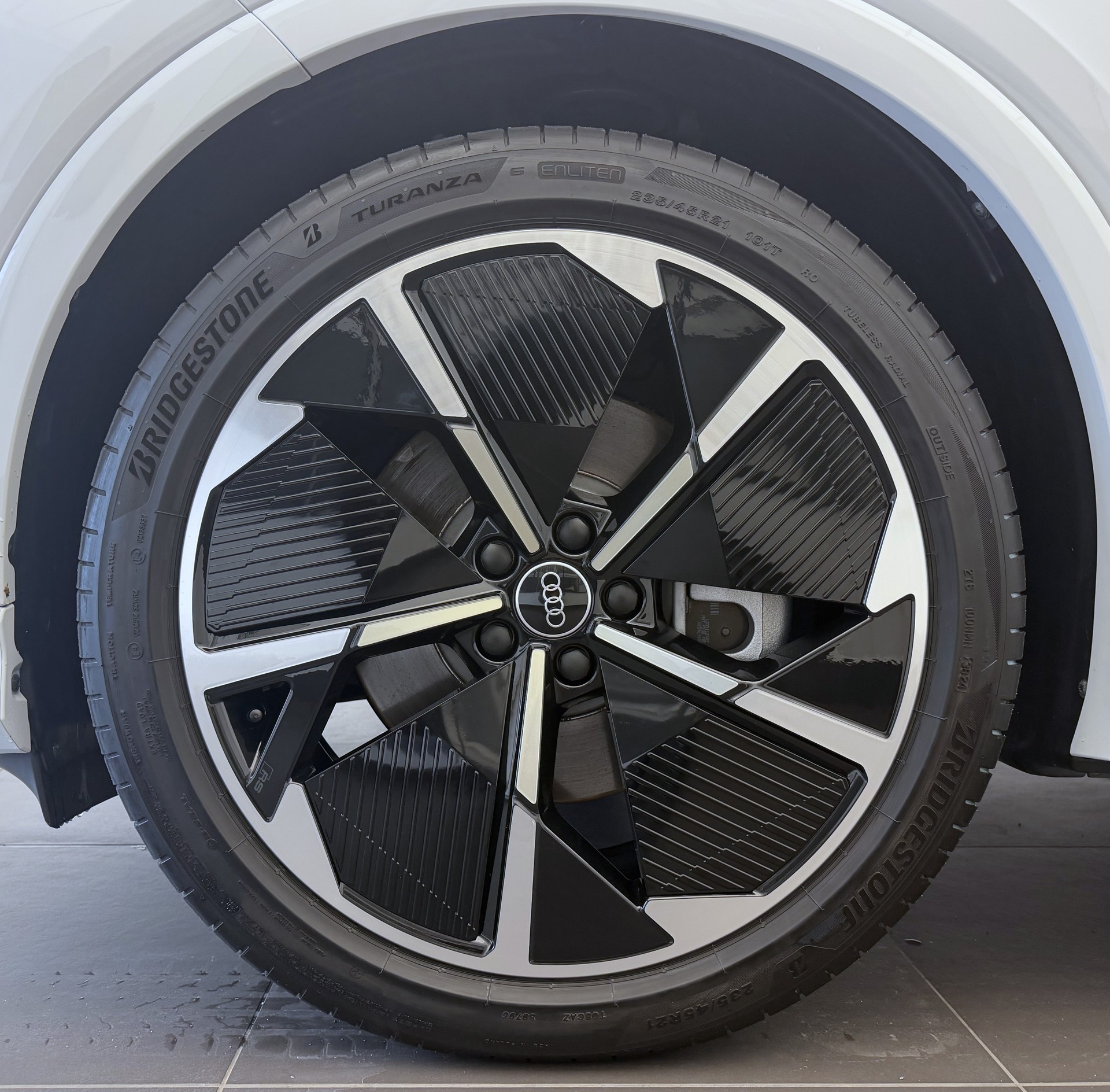 AUDI Q4 e-tron 45 Attraction quattro-image-2