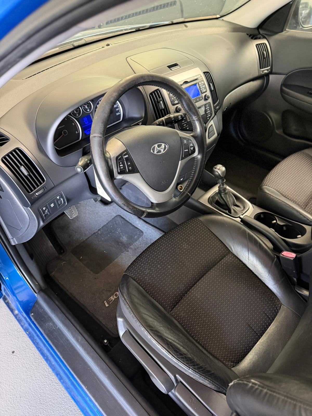 HYUNDAI i30 2.0 CRDi Premium-image-8