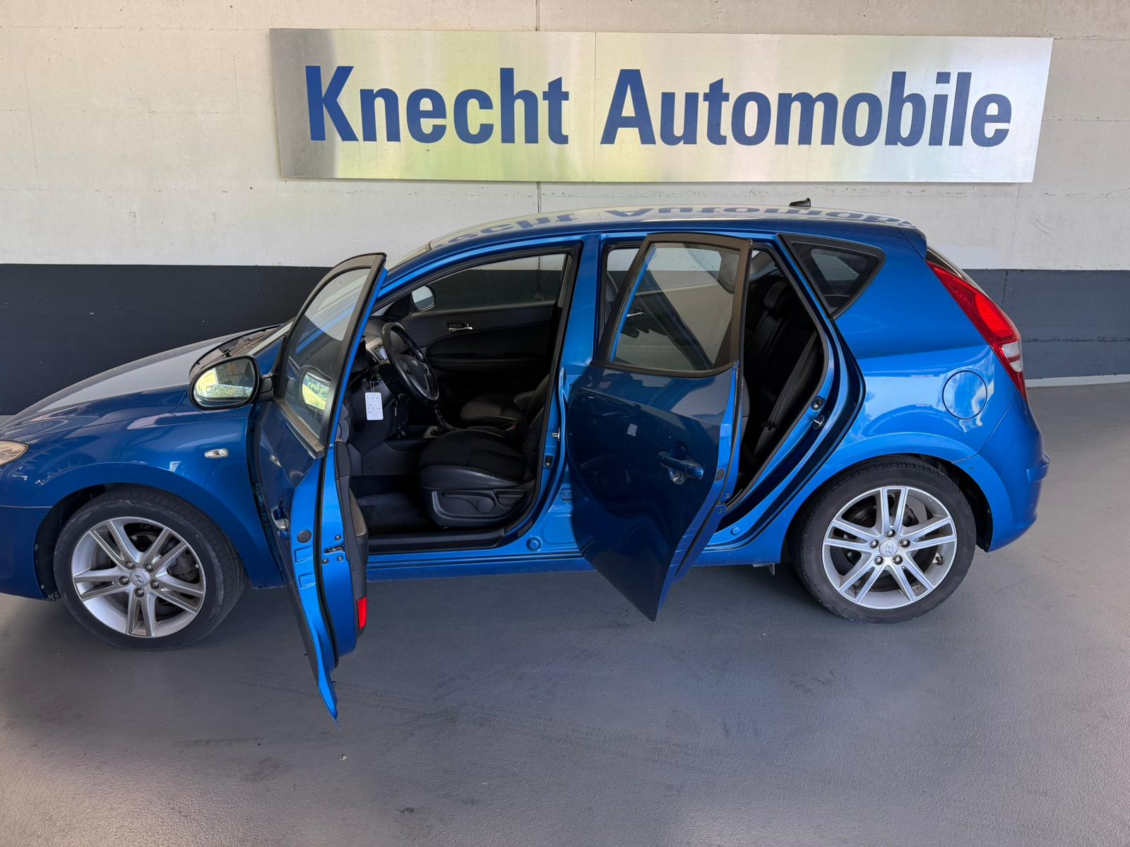 HYUNDAI i30 2.0 CRDi Premium-showroom-element-1