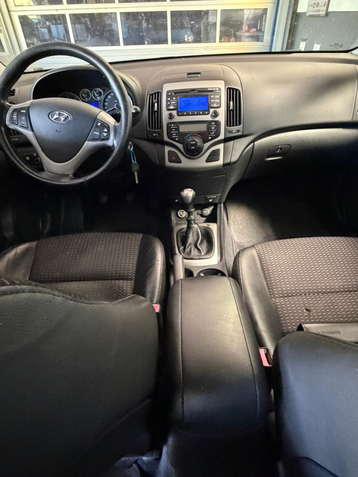 HYUNDAI i30 2.0 CRDi Premium-image-9