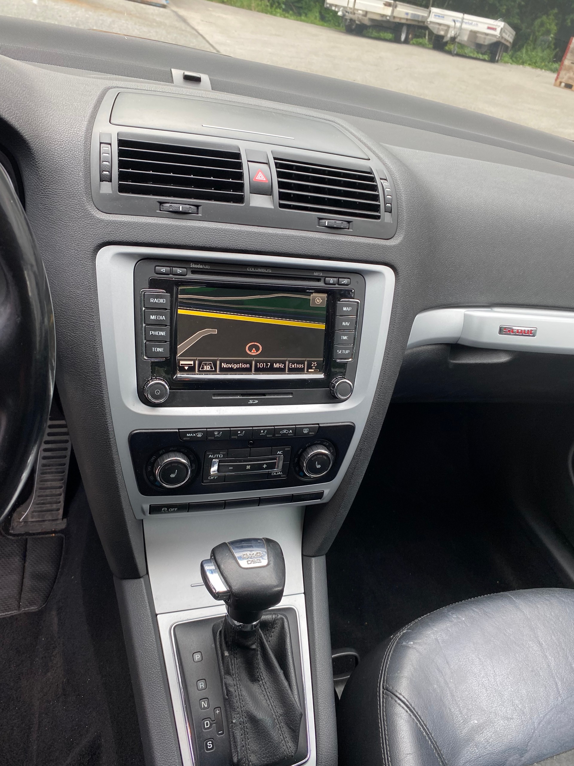 SKODA Octavia Combi 2.0 TDI Scout 4x4 DSG-image-12
