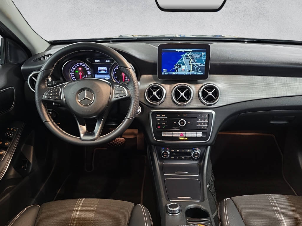 MERCEDES-BENZ GLA 200 Night Star-image-13
