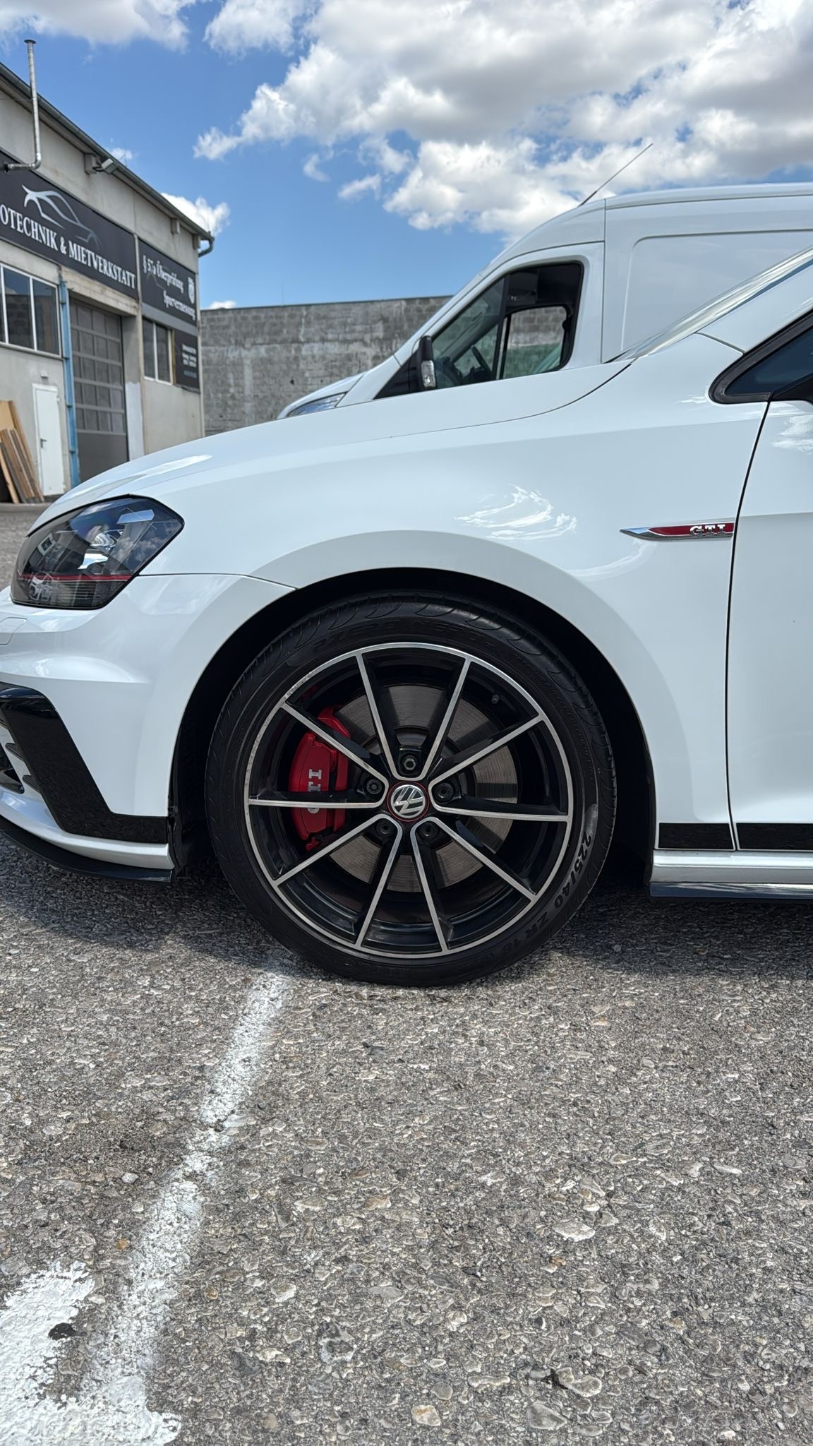 VW 2.0 TSI GTI Clubsport DSG-image-2
