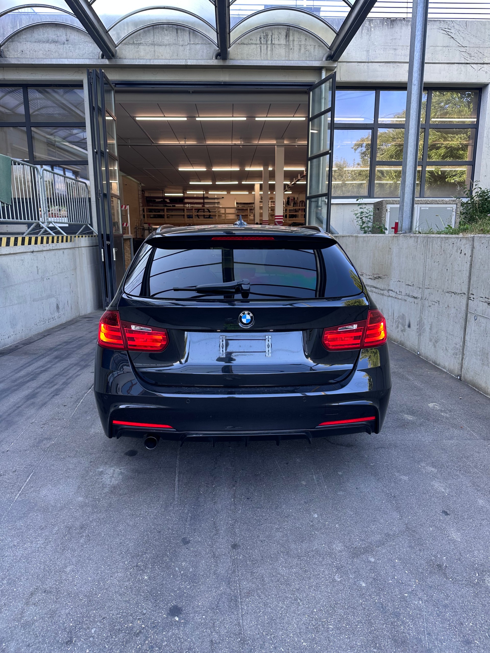 BMW 320d-image-2