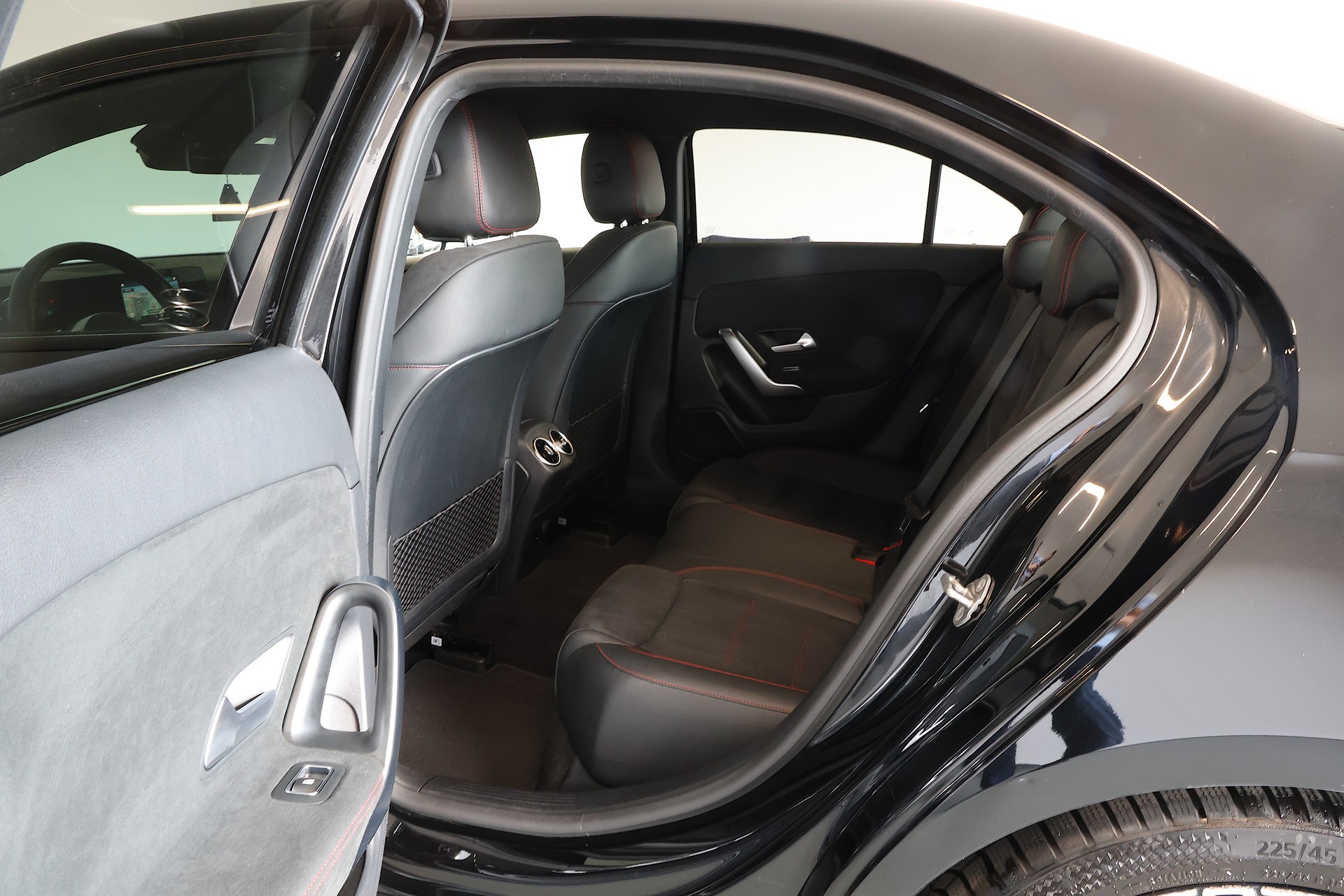 MERCEDES-BENZ A 220 d AMG Line 4m Limousine-image-15