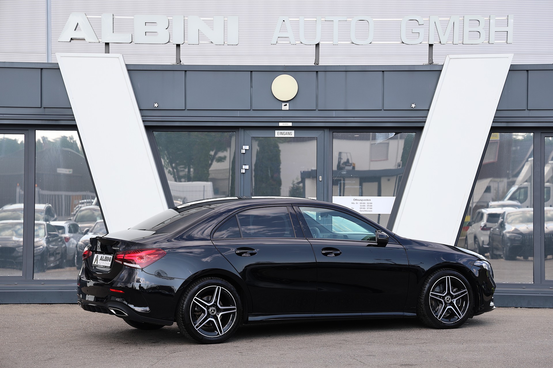 MERCEDES-BENZ A 220 d AMG Line 4m Limousine-image-3