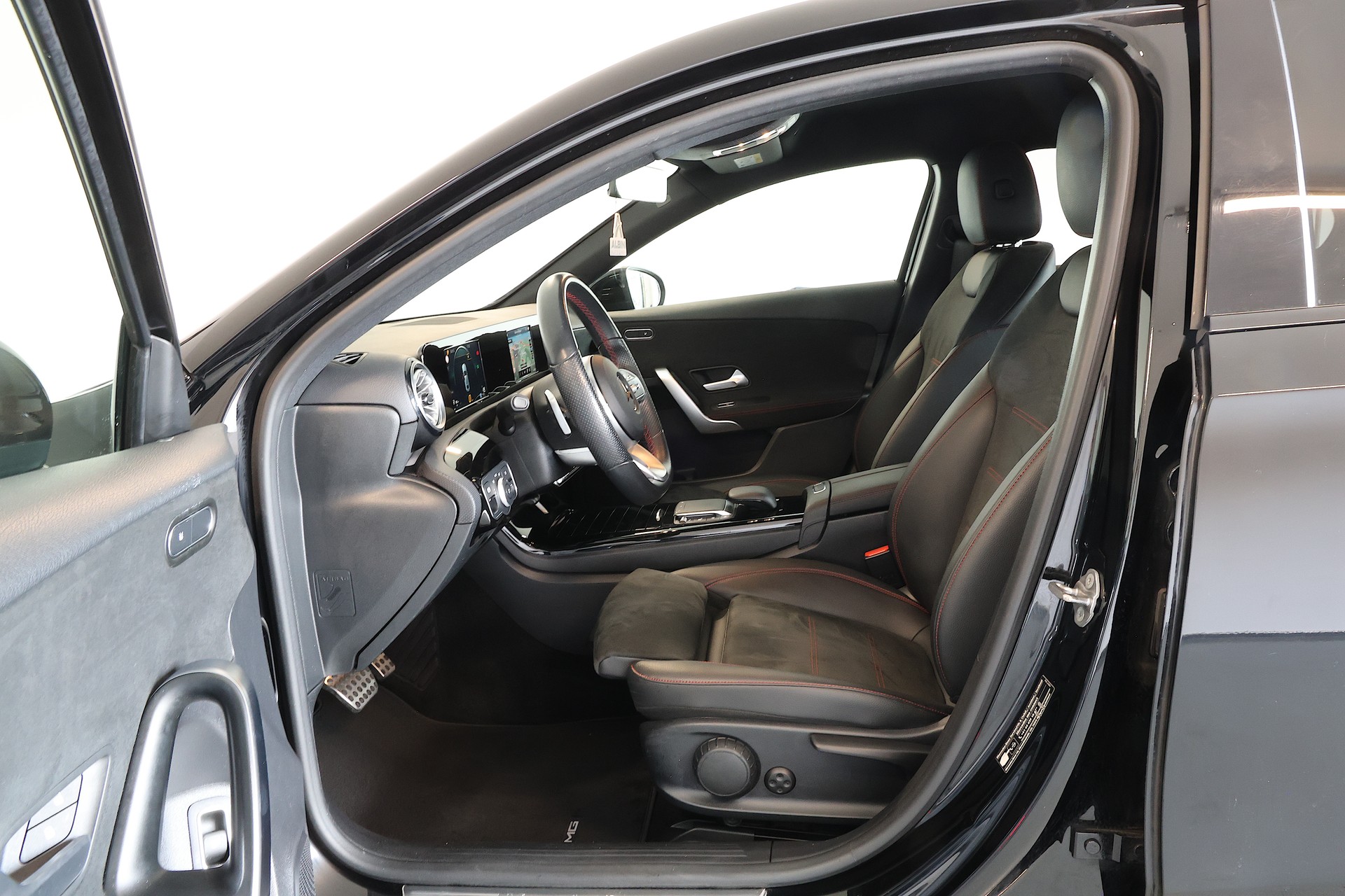 MERCEDES-BENZ A 220 d AMG Line 4m Limousine-image-5