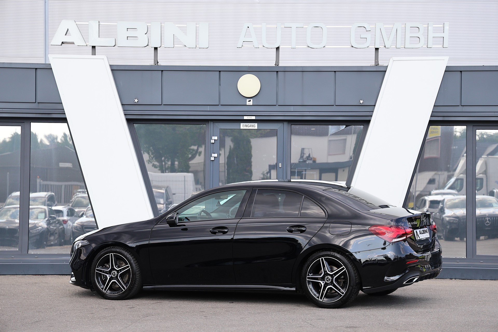 MERCEDES-BENZ A 220 d AMG Line 4m Limousine-image-2