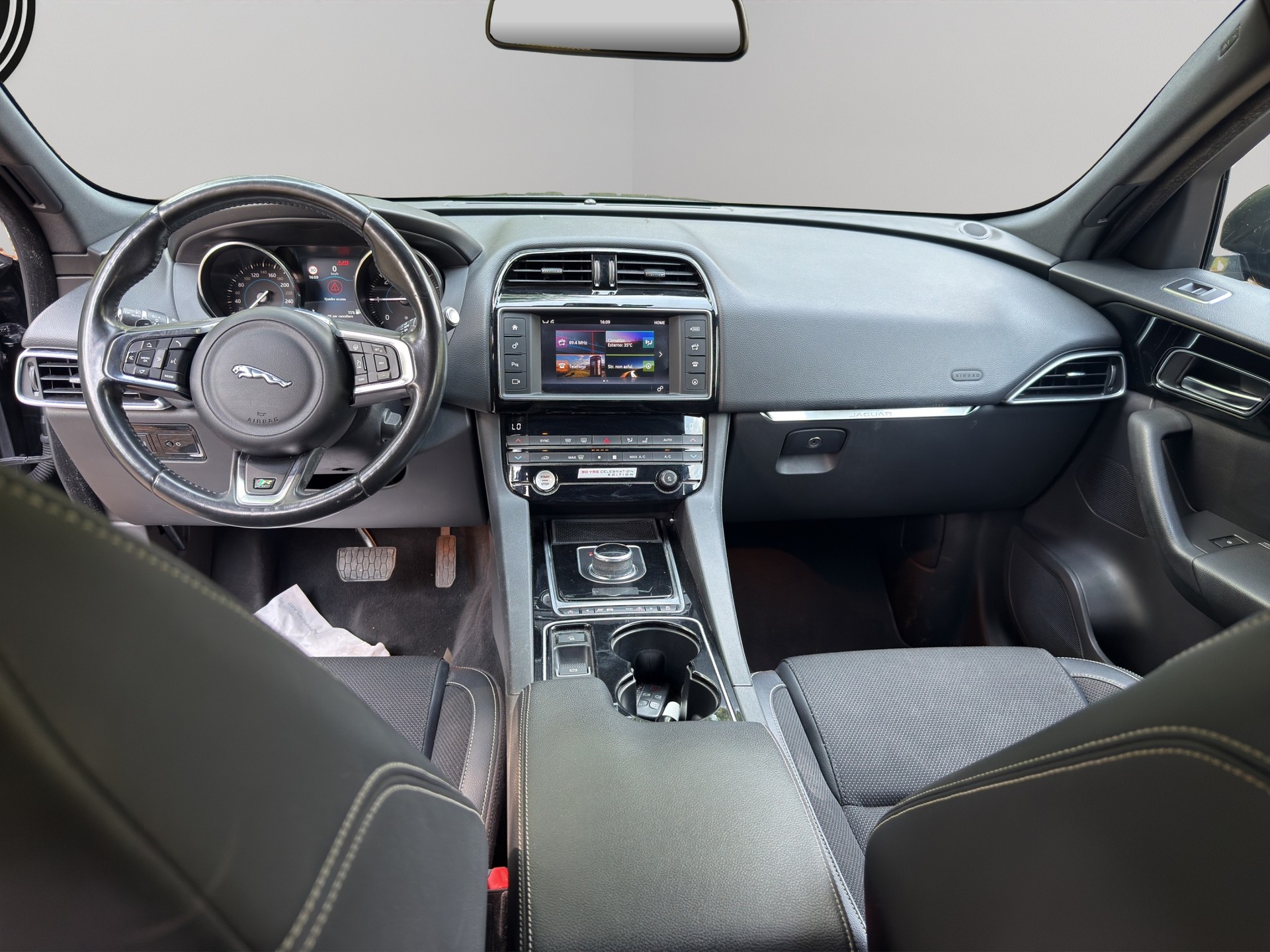JAGUAR F-Pace 2.0d R-Sport AWD Automatik 90YRS Celebration-image-12