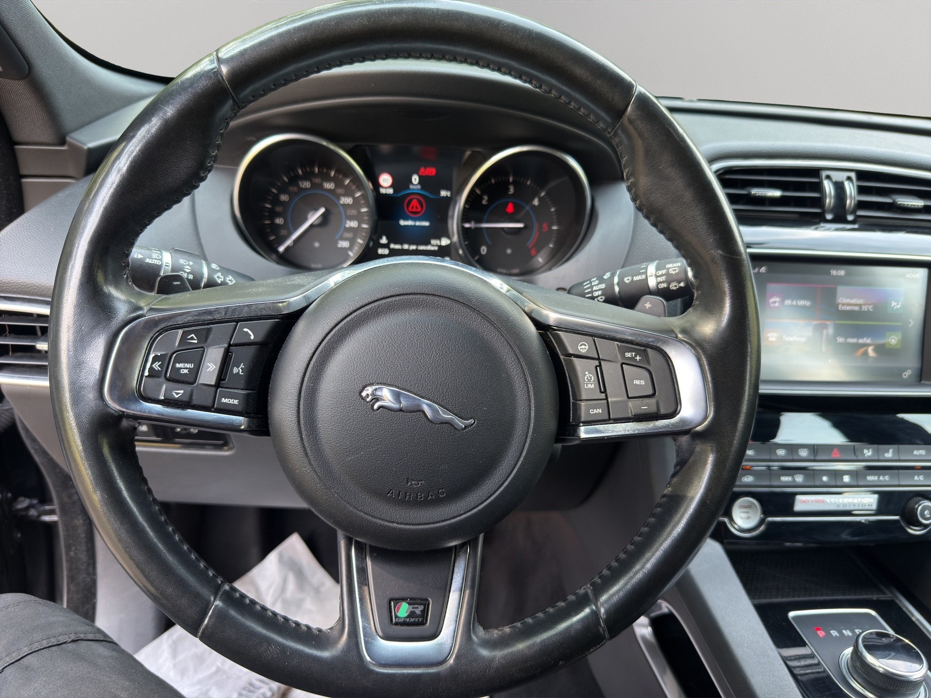 JAGUAR F-Pace 2.0d R-Sport AWD Automatik 90YRS Celebration-image-9