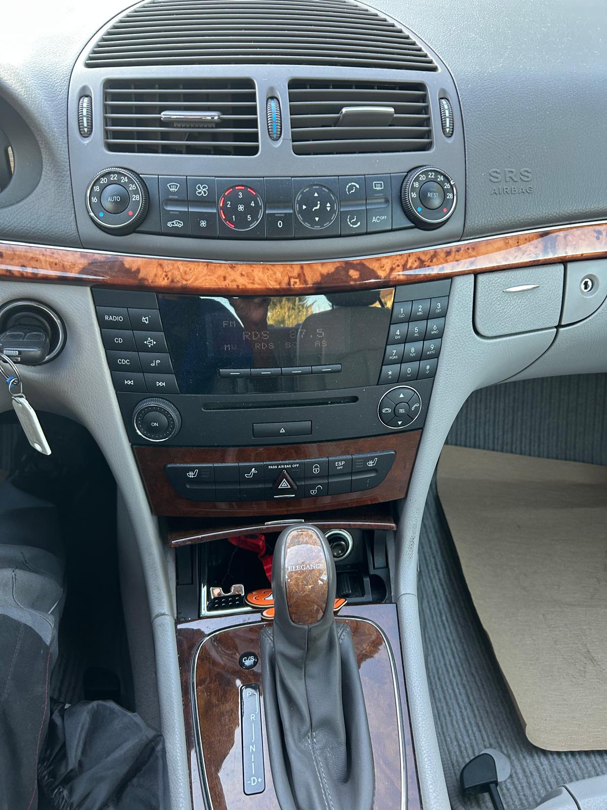 MERCEDES-BENZ E 240 Elégance-image-9