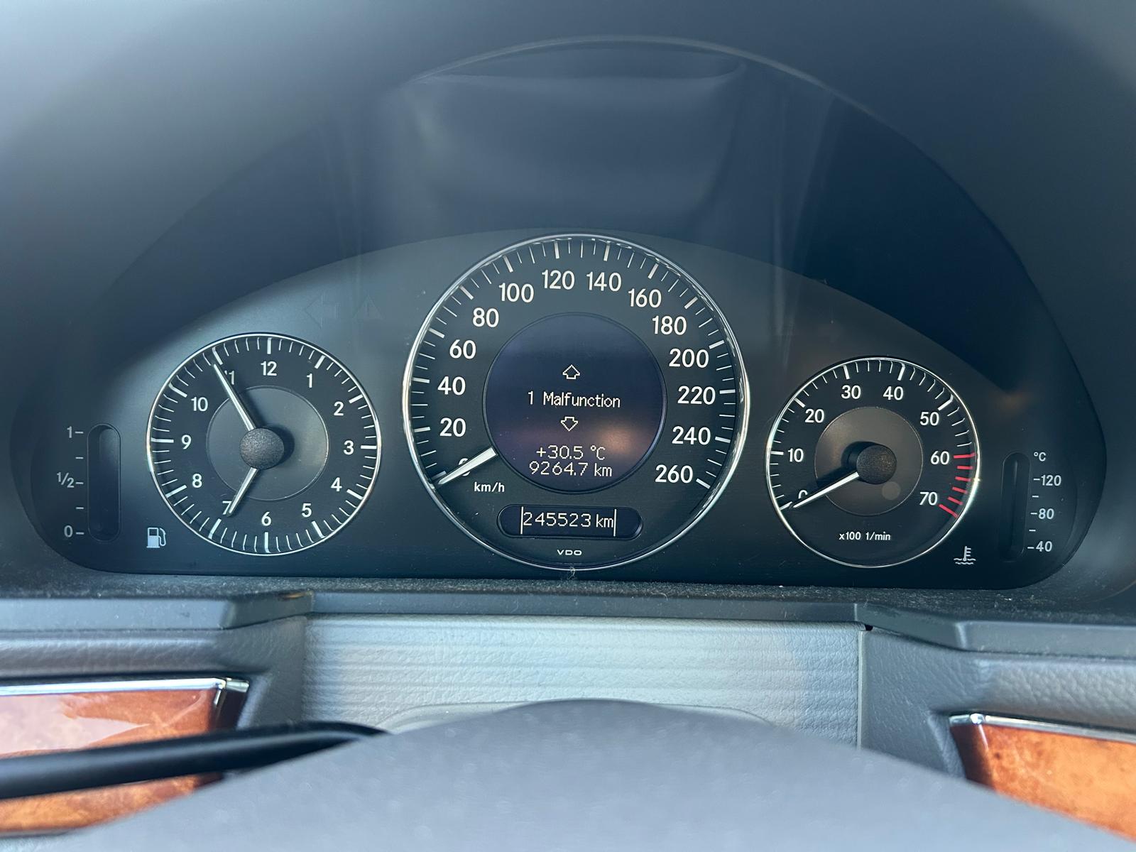 MERCEDES-BENZ E 240 Elégance-image-10