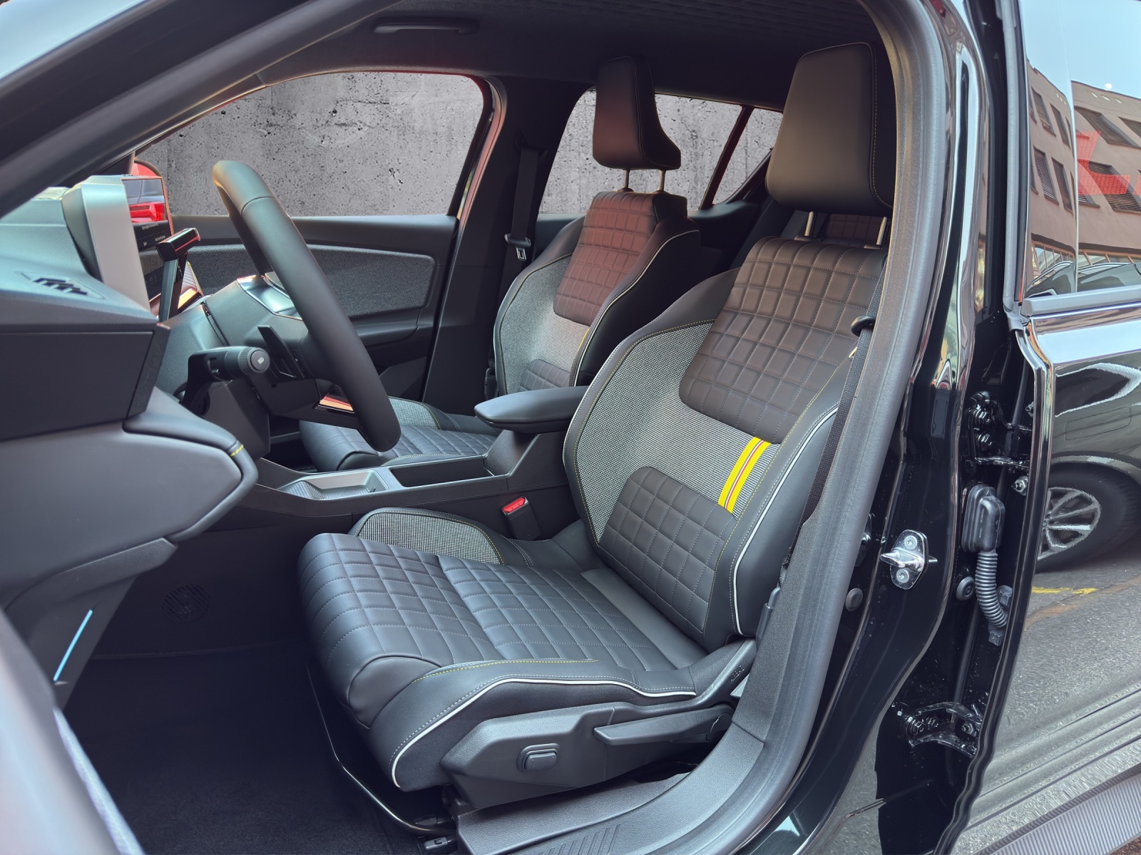 RENAULT R4 E-Tech Comfort Range 52 kWh Iconic-image-3