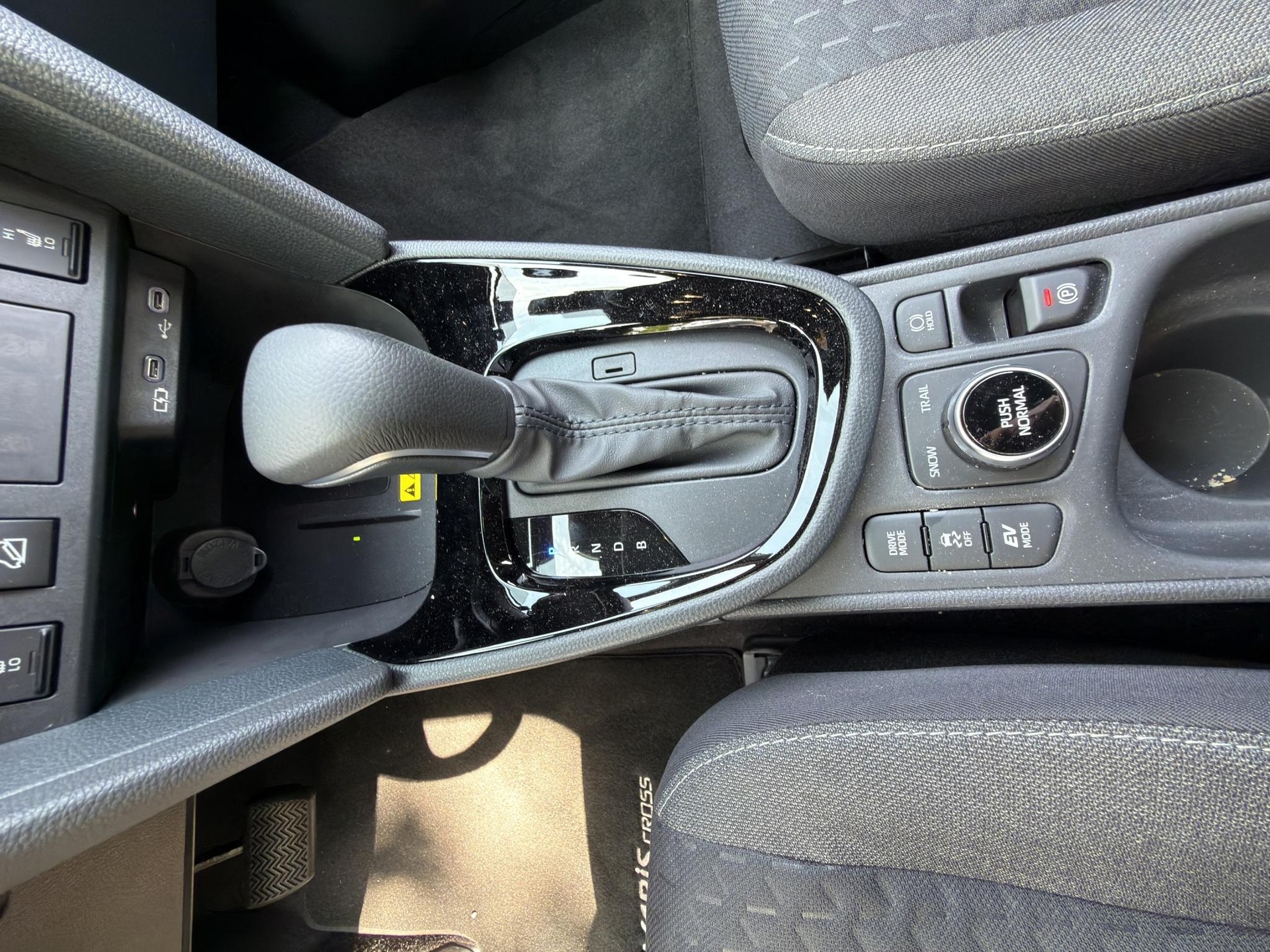 TOYOTA Yaris Cross 1.5 VVT-i HSD Trend AWD-i-image-14