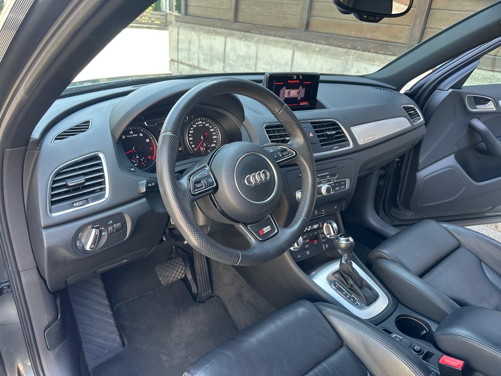 AUDI Q3 2.0 TFSI quattro S-tronic-image-8