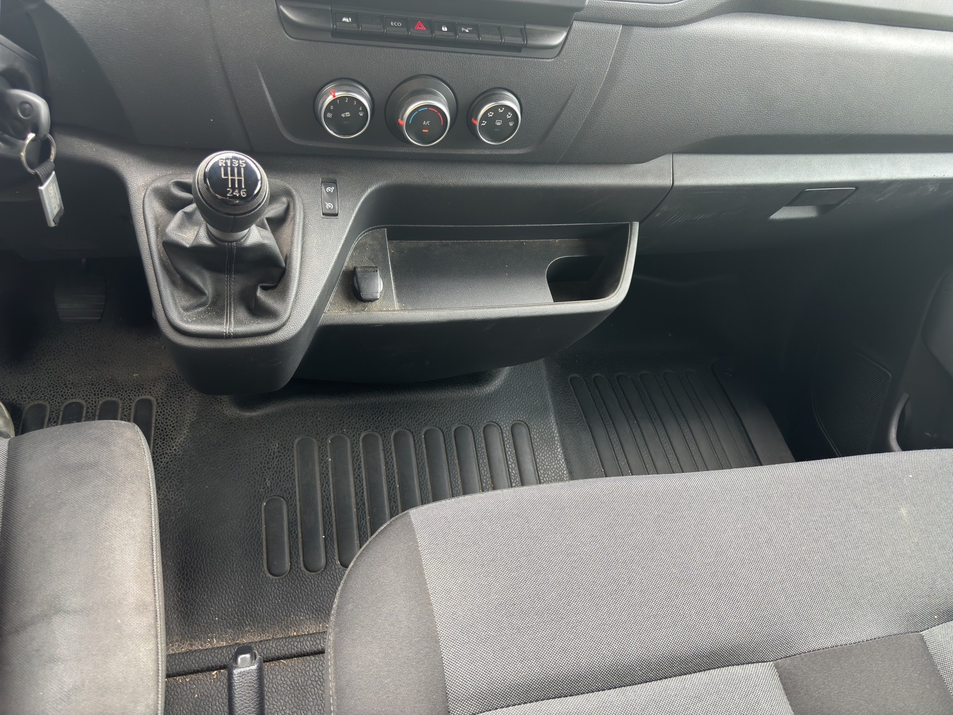 RENAULT Master T33 2.3 Blue dCi 135 L2H2-image-13