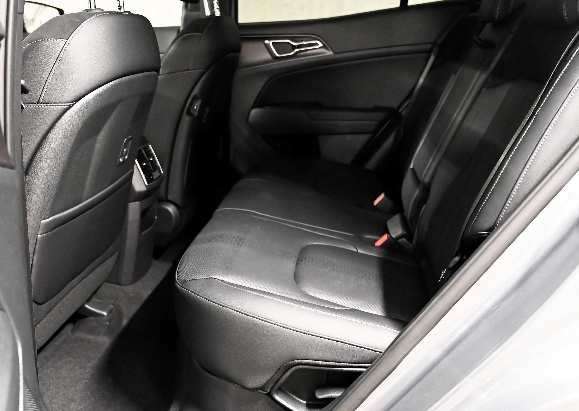 KIA Sportage 1.6 T-GDi Hybrid Black Edition-image-10