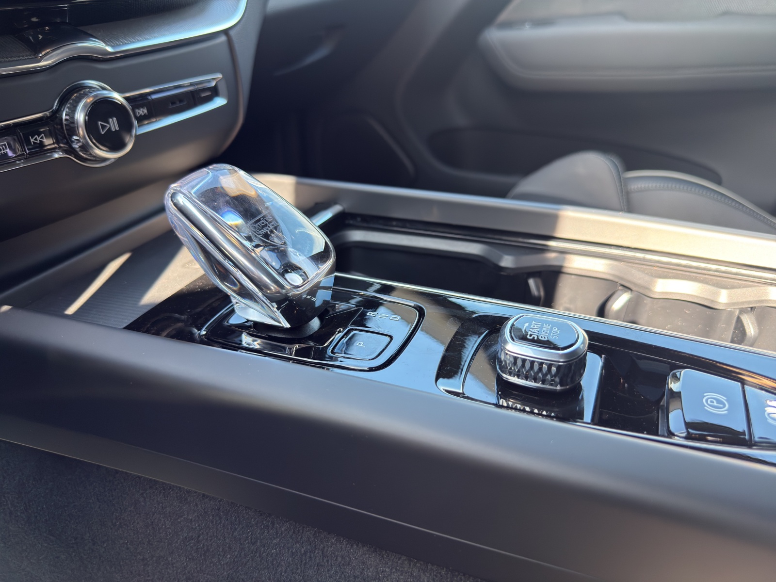 VOLVO XC60 2.0 T6 TE Black Edition eAWD-image-15