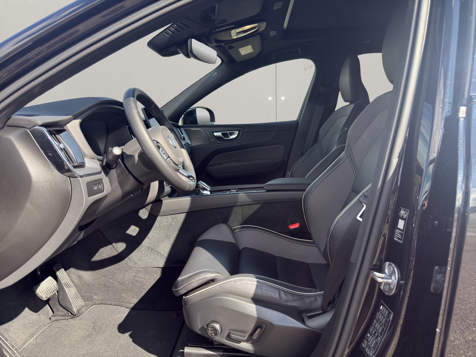 VOLVO XC60 2.0 T6 TE Black Edition eAWD-image-8