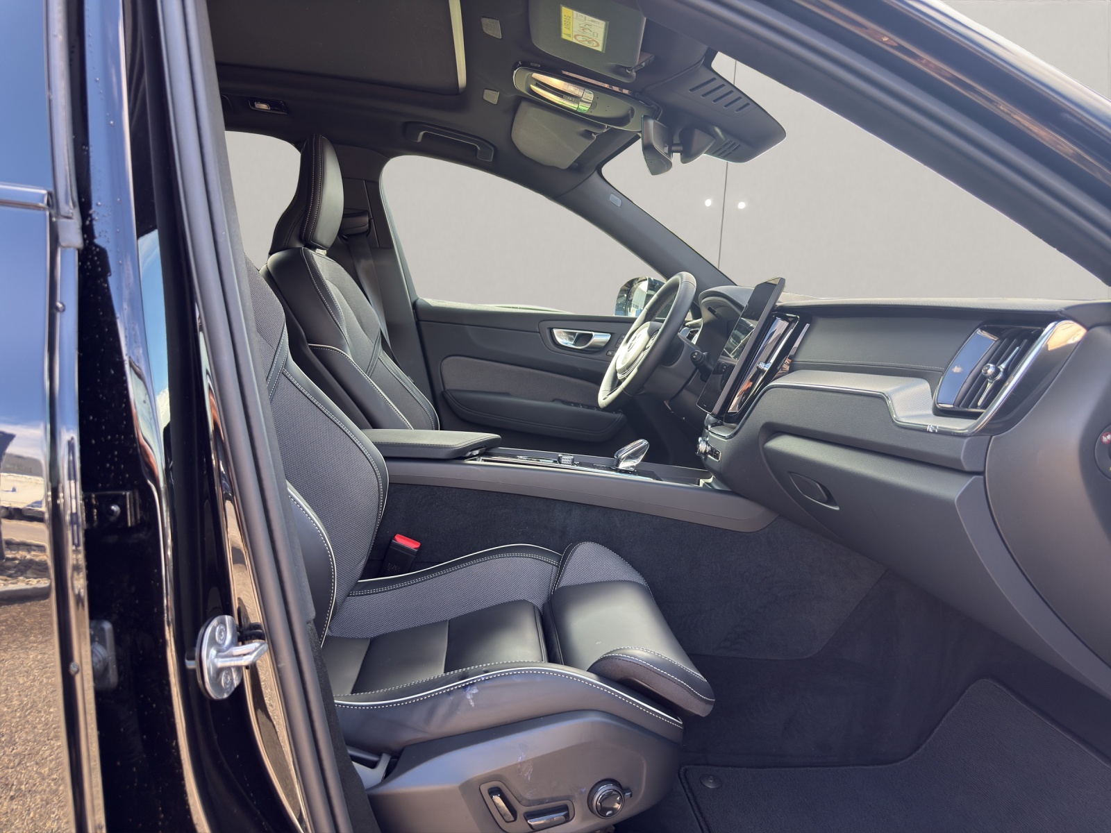 VOLVO XC60 2.0 T6 TE Black Edition eAWD-image-9