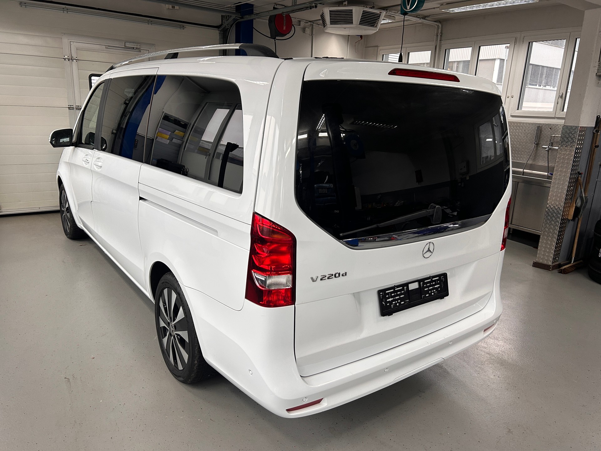 MERCEDES-BENZ V 220 d lang 9G-Tronic-image-2