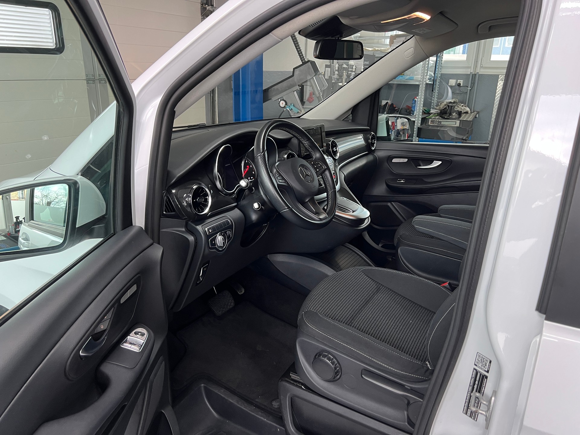 MERCEDES-BENZ V 220 d lang 9G-Tronic-image-4