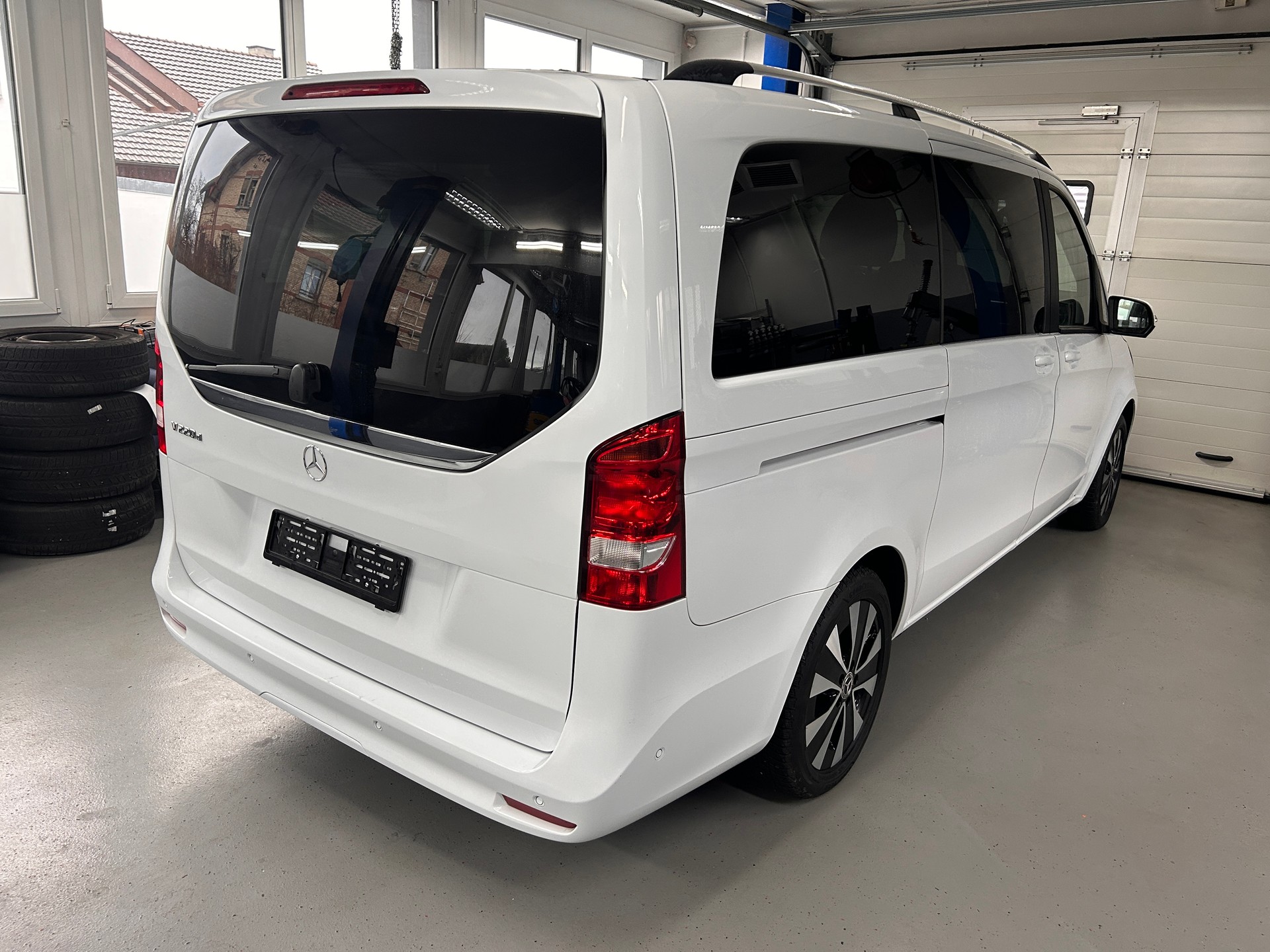 MERCEDES-BENZ V 220 d lang 9G-Tronic-image-3