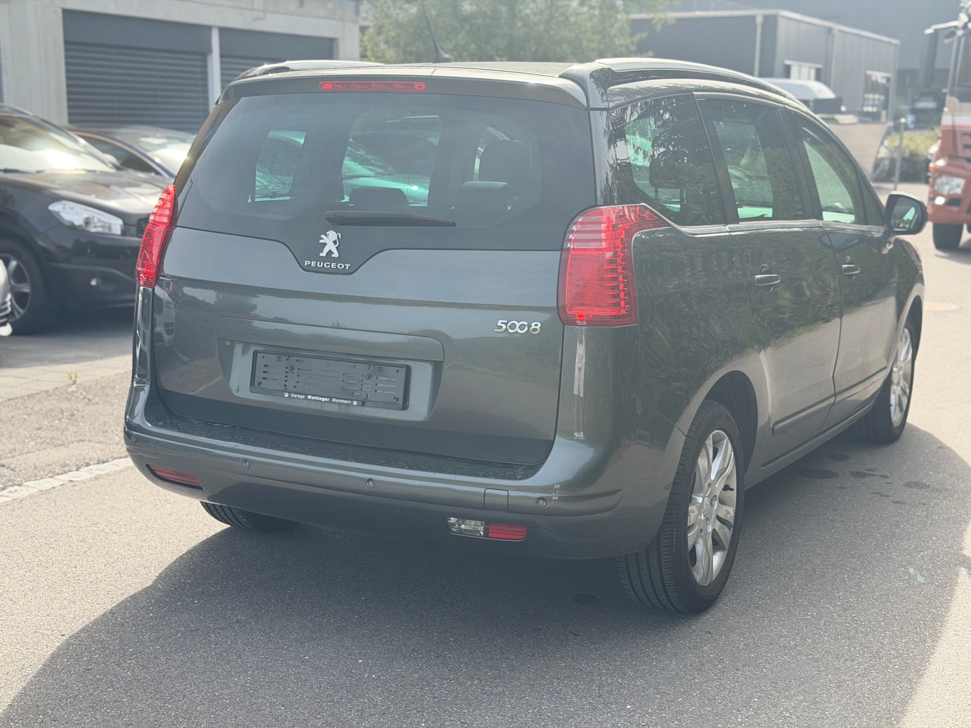 PEUGEOT 5008 1.6 16V T Allure Tiptronic-image-3